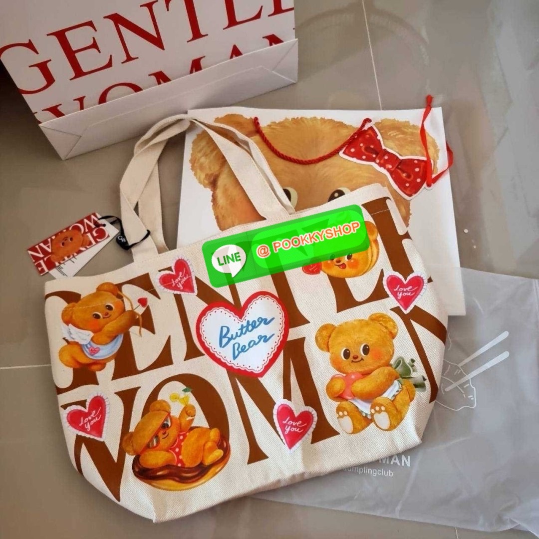 Gentlewoman x Butterbear tote bag 🔆 Details น่ารักเกินต้าน เป็นกระเป๋าที่เห็นแล้วใจฟูสุดๆ กระเป๋าโท้ทลายหมีเนยที่ตอนนี้กลายเป็นแรร์ไอเท็ม หายากสุดๆ รูปทรงคลาสสิค ภายในโล่งกว้างใส่ของได้เยอะมาก จะใช้เป็น everyday bag ก็ได้ พกไปต่างจังหวัดก็เหมาะ หร