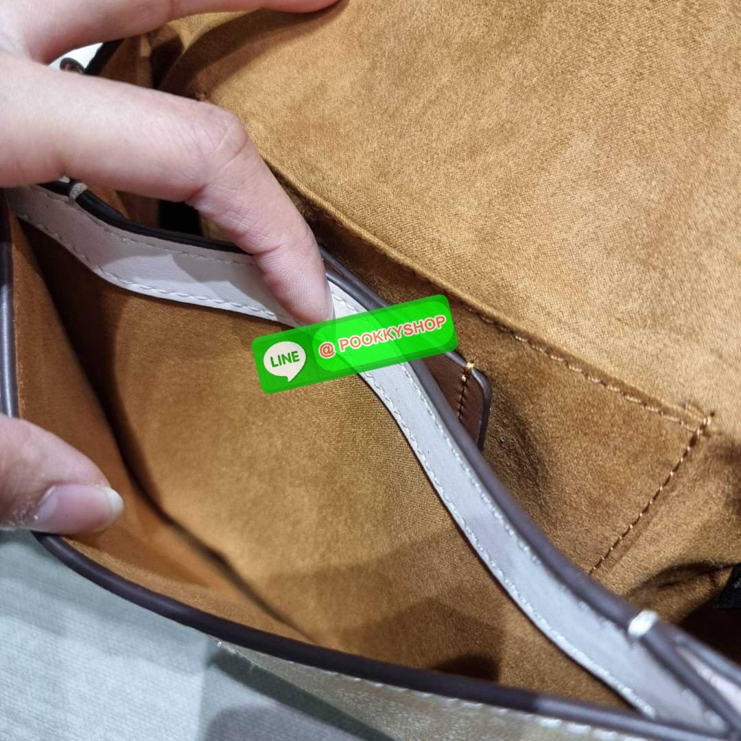 COACH C3593 GEORGIE SADDLE BAG IN COLORBLOCK SIGNATURE CANVAS WITH RIVETS ยกระดับความหรูให้กับตัวเองกันหน่อย ด้วยกระเป๋ารุ่นนี้!! ครอสบอดี้ที่ดีไซน์หรู อัพเลเวล ในราคาที่จับต้องได้ วัสดุหนังแคนวาสเคลือบสลับหนังเรียบ พิเศษไปอีกตกแต่งขอบด้วยหมุด เพิ่มดีเทลก