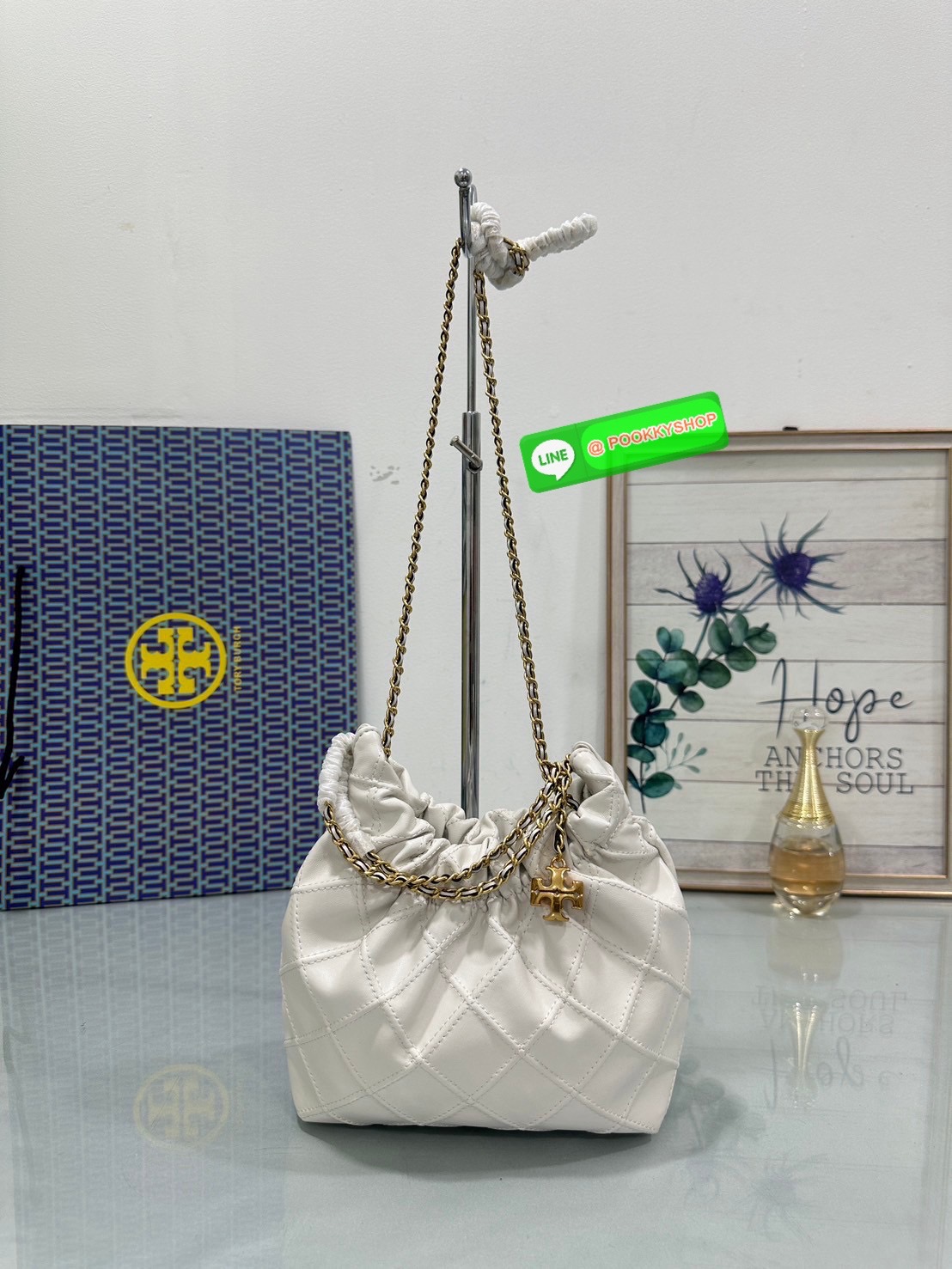 Tory Burch Fleming Drawstring Bag ผลิตจากหนังนิ่ม ตกแต่งด้วยลายไดมอนด์และสายโซ่