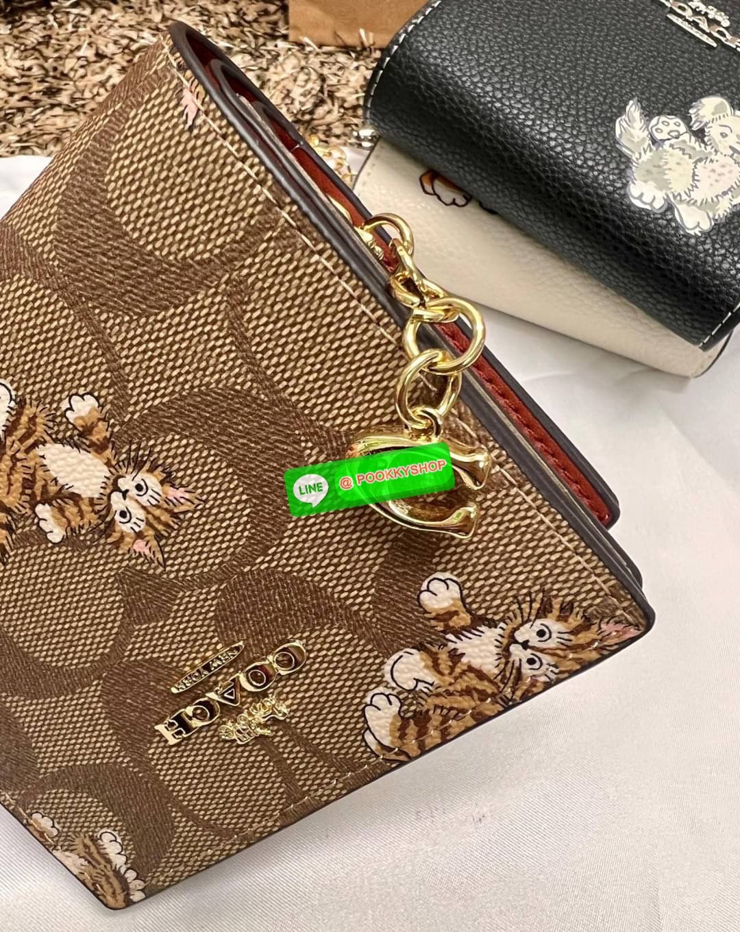 COACH SNAP WALLET ((cc472//cc920//cc922)) 🌍พร้อมส่ง ใหม่ล่าสุด สุดคิ้วว ห้ามพลาดก่อนหมดค่ะ! ✔️กระเป๋าเงินใบสั้น หนังแท้ สกรีนล์ลายน้องหมา//น้องแมว สุดน่ารักมากค่ะ ✔️เปิดปิดกระเป๋าแบบกระดุม ภายในมีช่องเสียบบัตร6ช่อง//ช่องใส่ธนบัตรตามย