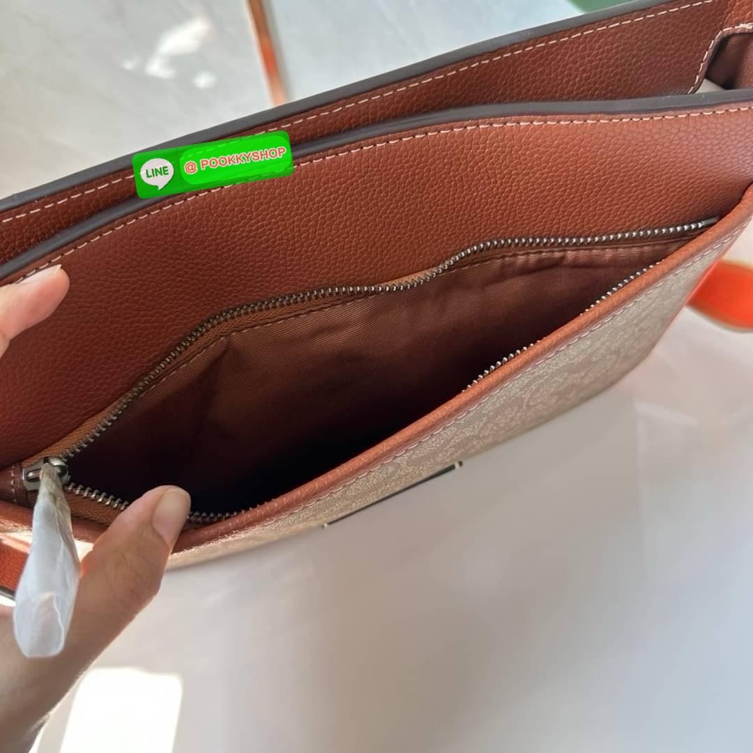 COACH DISTRICT CROSSBODY IN SIGNATURE CANVAS CH078 🔖กระเป๋าสะพายคอสบอดี้ทรงสีเหลี่ยม 🔖วัสดุ : canvas, ตัดขอบหนัง pebble leather 🔖 เปิด-ปิดแบบซิป ด้านในมีช่องซิปและช่องอเนกประสงค์ ปิดด้วยซิปด้านบน ซับในผ้า มีช่องซิปและช่องเก็บของด้า