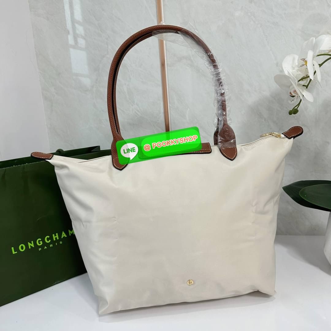 LONHGCHAMP LE PLIAGE ORIGINAL L TOTE BAG 🔖กระเป๋าสะพายไหล่ Le pliage ใบใหญ่ เรียบง่ายจุของได้เยอะ สามารถเก็บเอกสารหรือแล็ปท็อปได้คะ 🔖วัสดุ:ไนลอนเคลือบ 🔖เปิด-ปิดด้วยซิป ภายในกว้าง มีช่องลับแยกคะ 🔖สามารถพับเก็บได้พกพาสะดวกคะ
