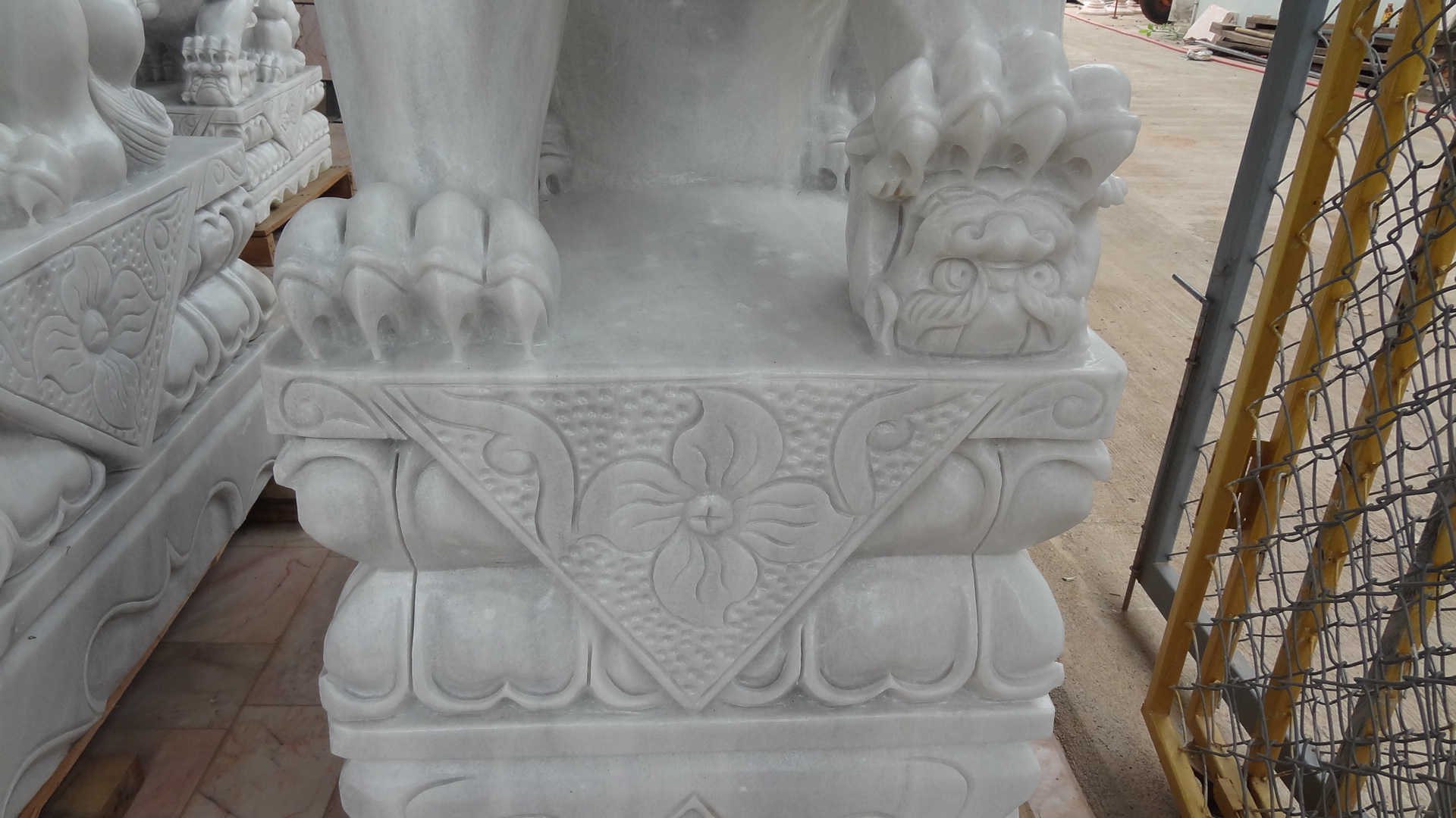 สิงโตปักกิ่ง ขนาด สูง 150 กว้าง 56 ยาว 88 เซนติเมตร