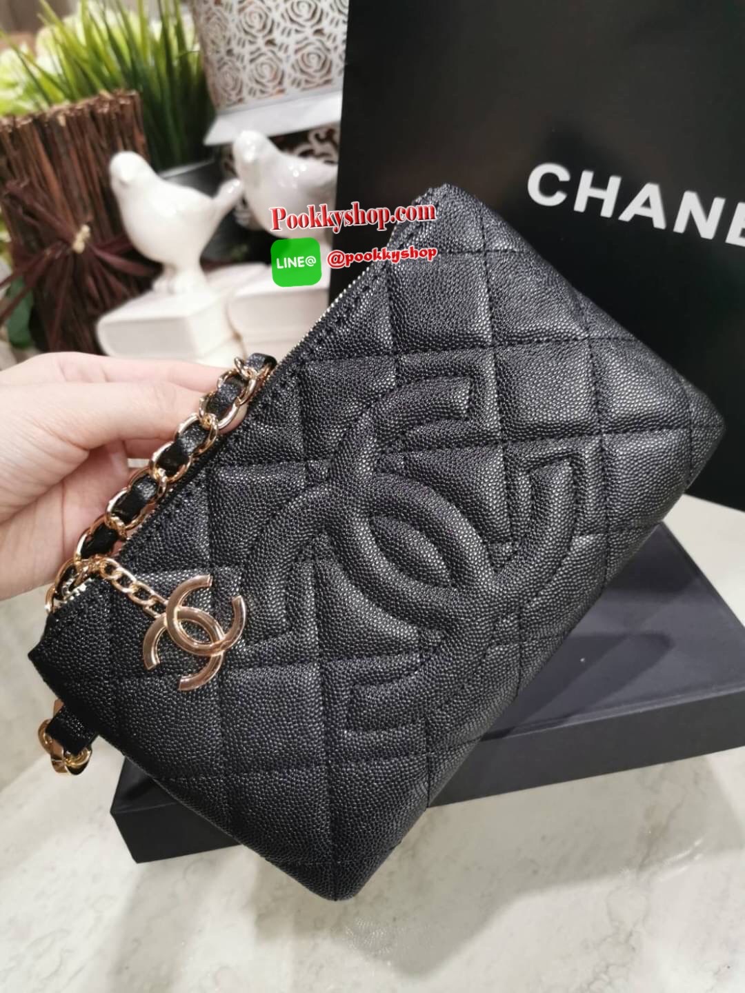 Don't Miss! Chanel Clutch Bag Gift With Purchase (GWP) กระเป๋าคล้องเเขนรุ่นใหม่พรีเมี่ยมกิ้ฟจาก Chanel Counter วัสดุหนังคาเวียร์สวยหรูเปิดปิดด้วยซิปสะดวกใช้ ห้อยอะไหล่โลโก้แบรนด์สีทองเพิ่มดีเทลเก๋ ภายในมีโลโก้ สามารถใส่กระเป๋าสตางค์ มือถือ iphone บัต
