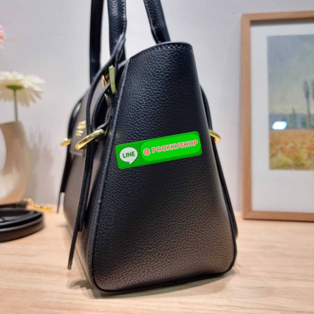 Hot item Prada leather bag กระเป๋าถือ/สะพายล่าสุด จากเคาน์เตอร์ dutyfree ที่ดีไซน์เรียบหรู หนังวัวฟอกสี สวยคมชัด เต็มไปด้วยดีเทลน่าใช้ สายคล้องไหล่ที่สามารถถอดออกได้ เพื่อใช้สายยาวสะพายข้างเส้นเดียว หรือจะใส่ไว้ทั้งคู่ก็อัพเกรดลุคดูแพงได้ ปากกระเป๋ามีฝากร