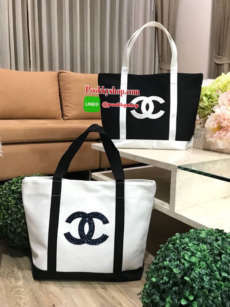 พร้อมส่งไอเท็มใหม่! Chanel Beaute Large Shopping Bag VIP Gift With Purchase (GWP) กระเป๋าสะพายพรีเมี่ยมกิ๊ฟ Limited Edition ของแท้จากเคาน์เตอร์ Chanel Beaute วัสดุ Canvas คุณภาพดีเนื้อหนาอยู่ทรงสวยใบใหญ่ด้านหน้าประดับกริสเตอร์โลโก้แบรนด์วิ้งๆ เปิดปิดด้วยก