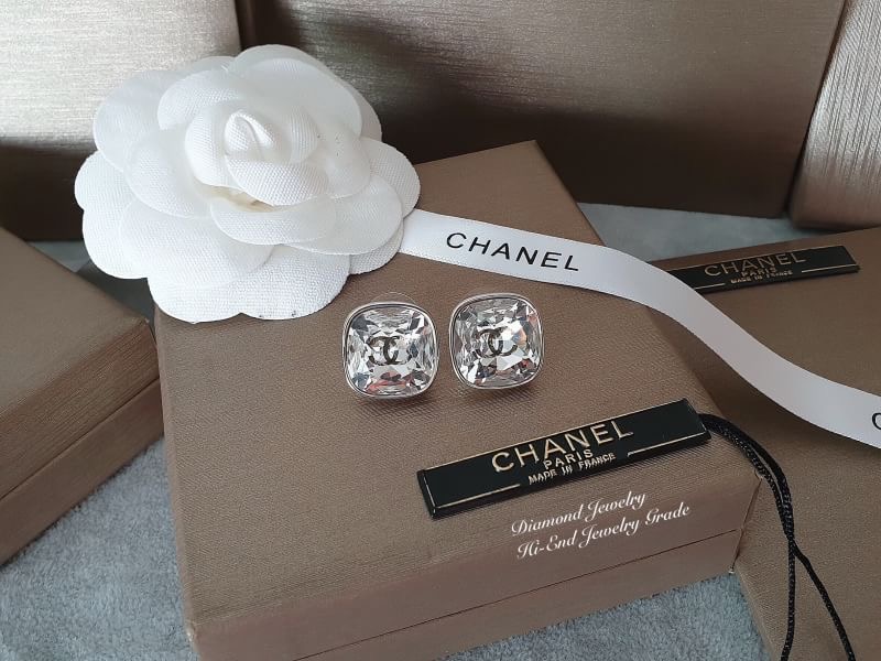 Super Hi-End Quality !!!! ((งาน 1:1 เหมือนในช็อปมากที่สุดในท้องตลาด)) Chanel Earring ต่างหูชาแนลงาน 1:1 เหมือนของแท้เป๊ะๆค่ะ รับรองงานสวยมากกกกก ดูหรู ดูผู้ดีสุดๆ งานดี ตัวเรือนคุณภาพดีมากๆมากๆคะรับประกันความพอใจเลยค่ะ ตัวเรือนสีเงิน ไฮโซมากค่ะ คอนเฟิม !!