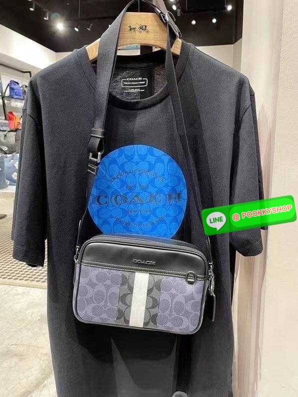 กระเป๋าสะพายข้างผู้ชาย COACH Graham Crossbody In Blocked Signature C9965 กระเป๋าผ้าเคลือบซิกเนเจอร์และหนังอย่างดี ภายในกระเป๋าเอนกประสงค์ ปิดซิปคู่ ซับในผ้า กระเป๋าสลิปด้านนอก สายปรับได้ยาว 25 นิ้ว สำหรับสะพายไหล่หรือสะพายข้าง