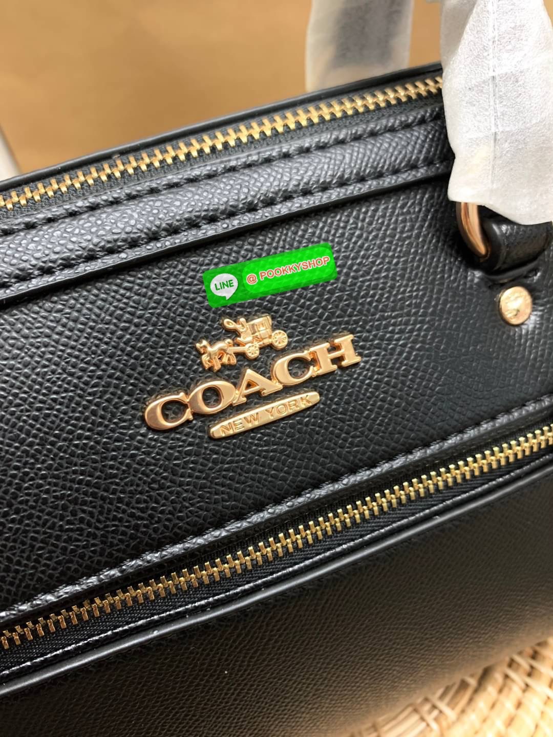 New in!! เข้าแล้วสีที่สาวๆรอคอยกันมานาน ห้ามพลาด COACH ROWAN SATCHEL ((79946)) พร้อมส่ง สิ้นสุดการรอคอย ห้า พลาดค่า! กระเป๋าหิ้ว//คล้องมือ//สะพายข้างได้ หนังแท้ลายหนังสวย ทรงสวย หรูดูผู้ดีมาแต่ไกลเลยค่าา ด้านหน้ามีช่องซิปให้ใส่ของจุกจิก ปากกระเป๋าแบบซิป ภ