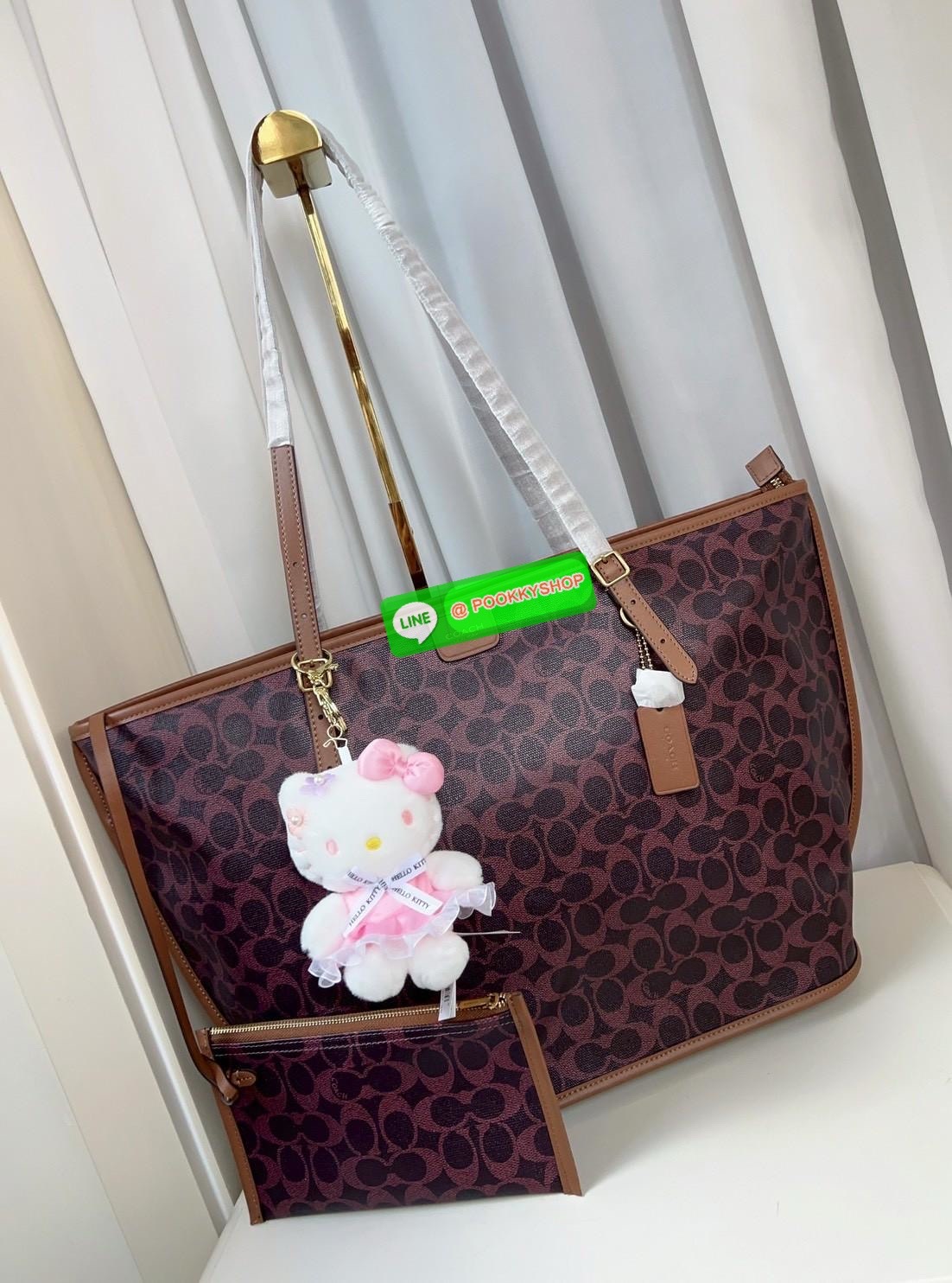 📸NEW ARRIVAL!🎉🎉 พร้อมสีใหม่ล่าสุด (อาจจะยังไม่มีในไทย) สาวๆที่ชอบใบใหญ่ใส่จุ รุ่นนี้คือคำตอบที่ดีที่สุดเลยค่าา👏 Coach Taxi Tote Bag In Signature Canvas 📌ฟรีน้องKitty สุดน่ารัก ตามรูปให้หนึ่งตัวค่า‼️