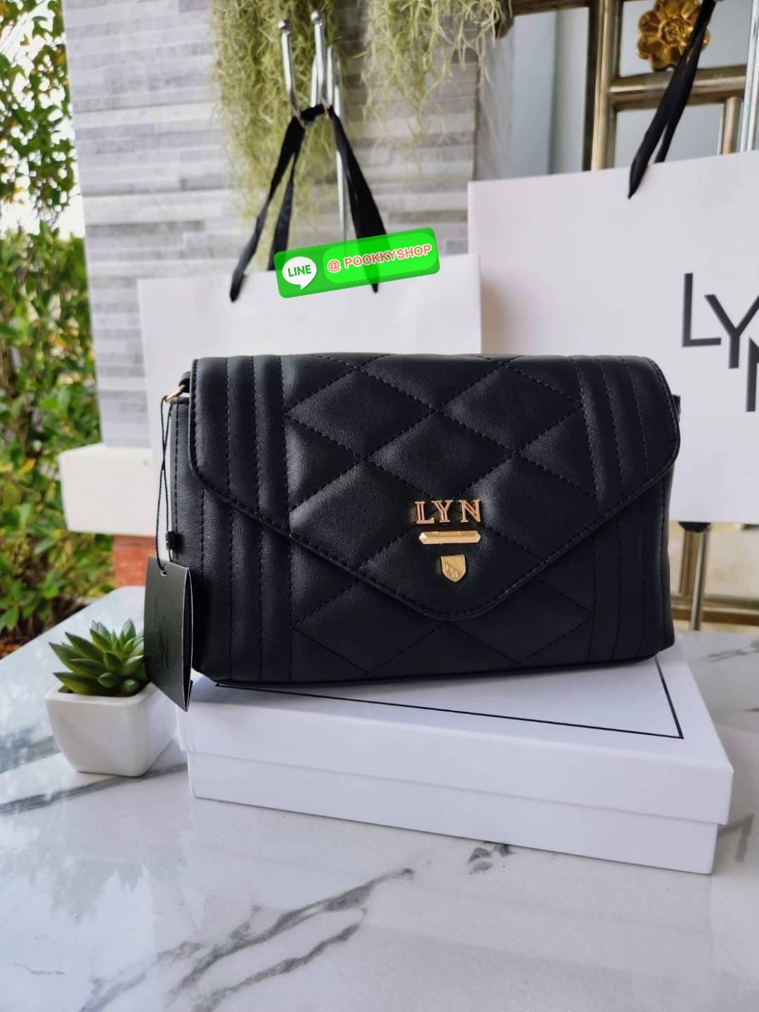 กระเป๋า Lyn สะพายข้าง คอลเล็คชั่นใหม่ มีใบลูกด้วยนะคะ สายสะพาย sport สามารถปรับระดับได้ค่ะ ด้านในใบแม่แบ่งเป็น 2 ช่องใช้งาน