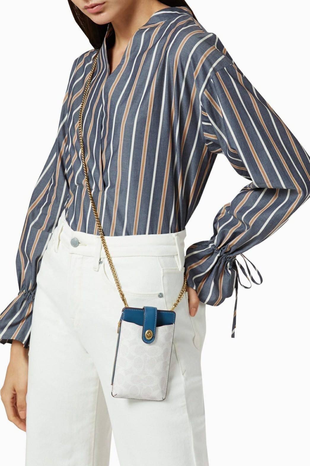 COACH 825 TURNLOCK CHAIN PHONE CROSSBODY IN BLOCKED SIGNATURE CANVAS ฮอตและปังกว่านี้ไม่มีแล้ว!! กระเป๋าเอนกประสงค์ สำหรับใส่โทรศัพท์ ใส่บัตรได้ มีช่องซิปแยกให้ด้วย ขนาดพกพาดีงาม!! 💕 ใส่โทรศัพท์ได้ทุกรุ่นน้า สายสะพายยาวประมาณ 23" (วัดจากไหล่)