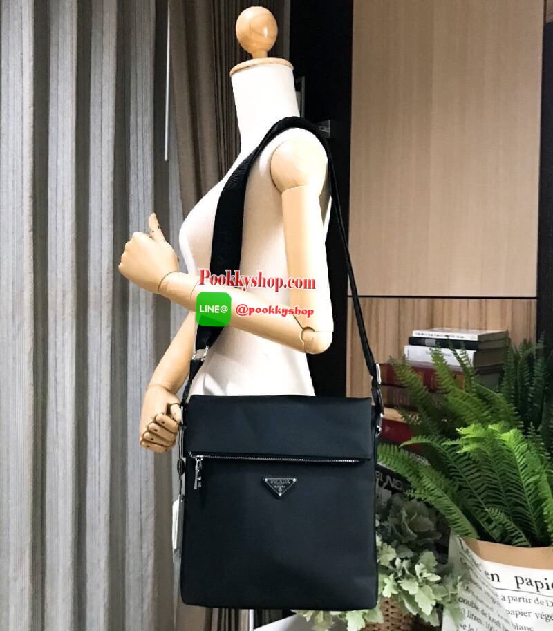 ห้ามพลาด! PRADA MESSENGER BAG VIP GIFT WITH PURCHASE (GWP) กระเป๋าสะพายทรงเหลี่ยมพรีเมี่ยมกิ๊ฟ Limited edition จากเคาน์เตอร์แบรนด์ วัสดุ Nylon เนื้อหนาด้านหน้าประดับโลโก้แบรนด์ดีไซน์คลาสสิคไม่มีเอ้าท์ ขนาดกำลังดี เปิดปิดด้วยซิปสะดวกใช้ ด้านหลังมีช่องซิป ห