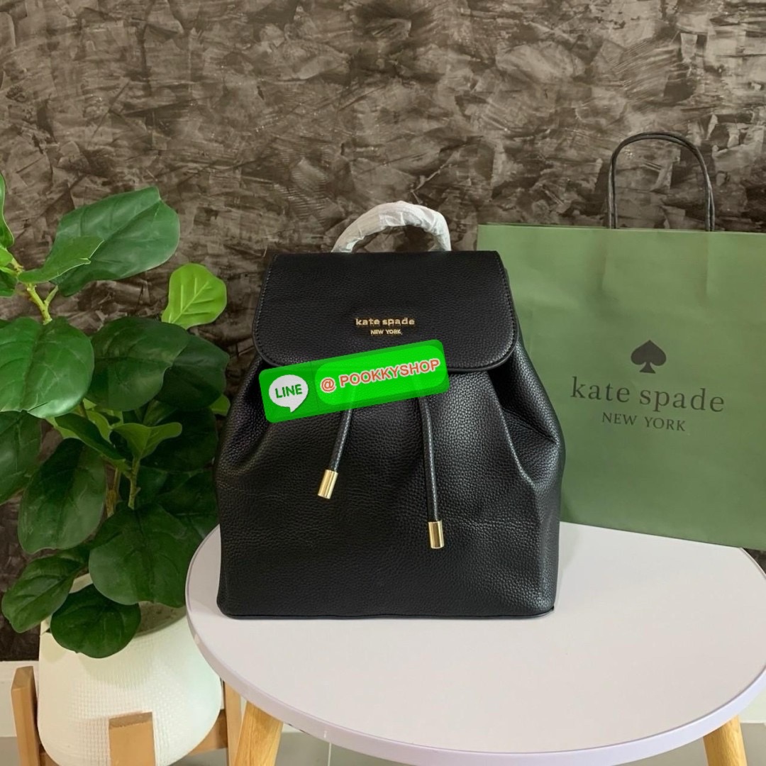 KATE SPADE NEW YORK Sinch Pebbled Leather Medium Flap Backpack กระเป๋าสะพายเป้หนังนิ่มลายหนังสวย ด้านหน้าตกแต่งด้วยชื่อแบรนด์ มีช่องซิปเล็กด้านข้างกระเป๋า 1 ช่อง ช่องใหญ่เปิด-ปิดด้วยตัวรูด ด้านในโล่งกว้างจุของได้เยอะมาก และมีช่องซิปใส่ของจุกจิกค่ะ
