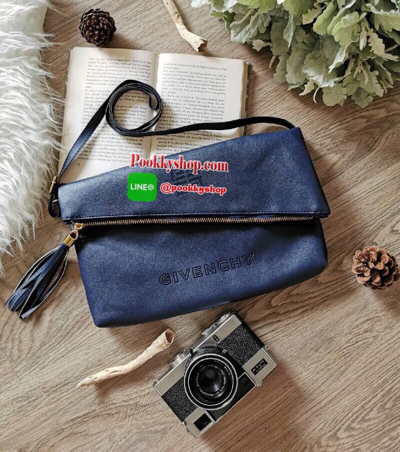 Best Seller!! Givenchy Parfums Black Leather Clutch (Premium From Counter Brand) กระเป๋าสะพายหนังนิ่มเรียบ Polyester100% สีดำเเบบสวยดูดีคลาสสิคไม่มีเอ้าท์ เปิดปิดด้วยซิป อะไหล่ทอง หัวซิปประดับพู่ ด้านหน้าปั้มโลโก้ GV ตัวใหญ่ ภายในมีช่องเล็กใส่ ipad กระเป๋