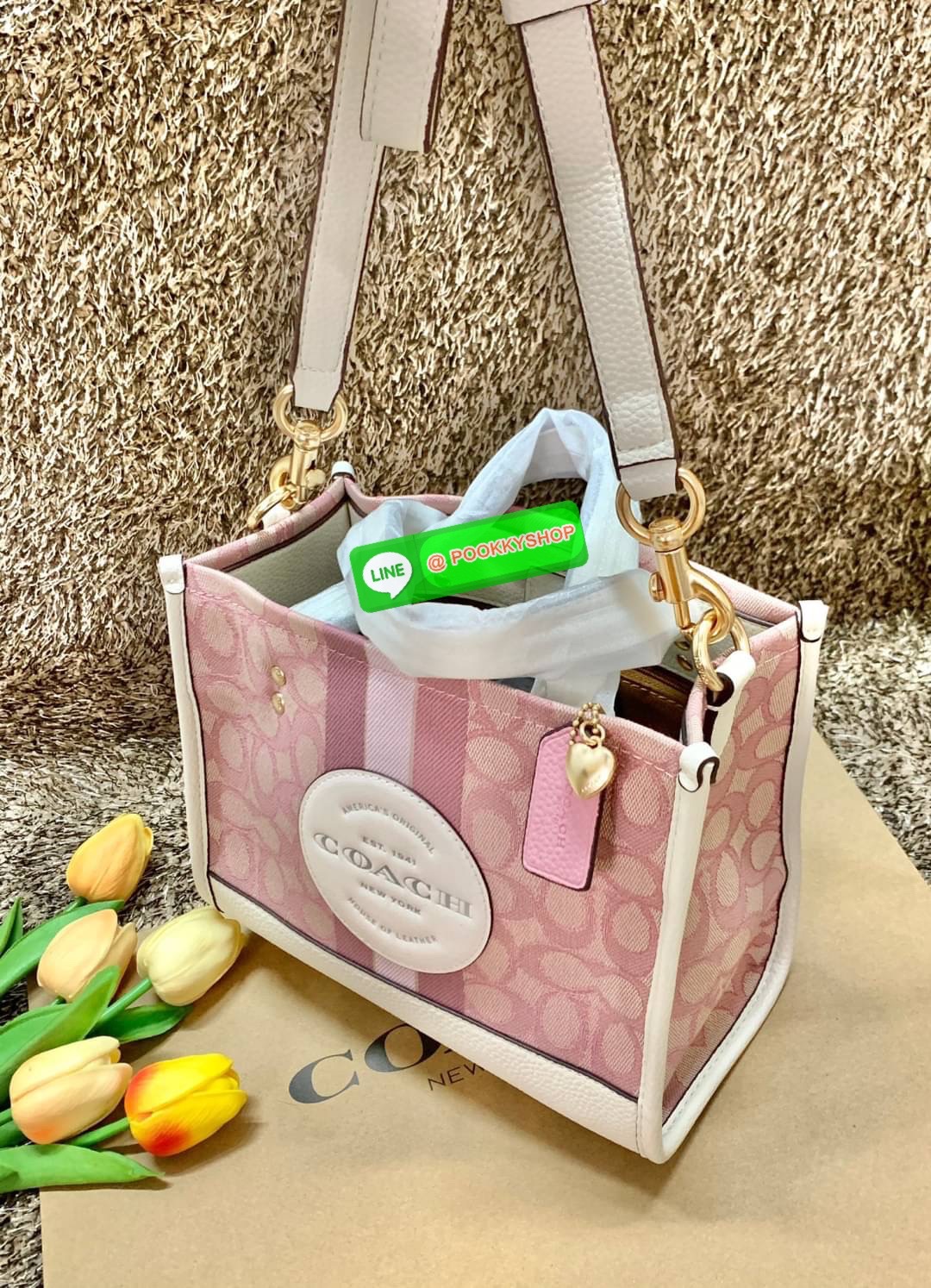 COACH DEMSEY TOTE IN SIGNATURE JACQUARD WITH COACH PAT ((C8417//C5115)) พร้อมส่งที่ไทย ห้ามพลาด สีน้องสวยมากๆค่ะ กระเป๋าทรงTote ขนาดพอดีลำตัว ใช้วันไหนๆก็เหมาะมากค่ะ วัสดุJacquard ทอลายแบรนด์ ตัดขอบหนังแท้ สวยงามมากๆค่ะ ด้านหน้าจะมีป้ายวงกลมโลโก้แบรนด์อัน
