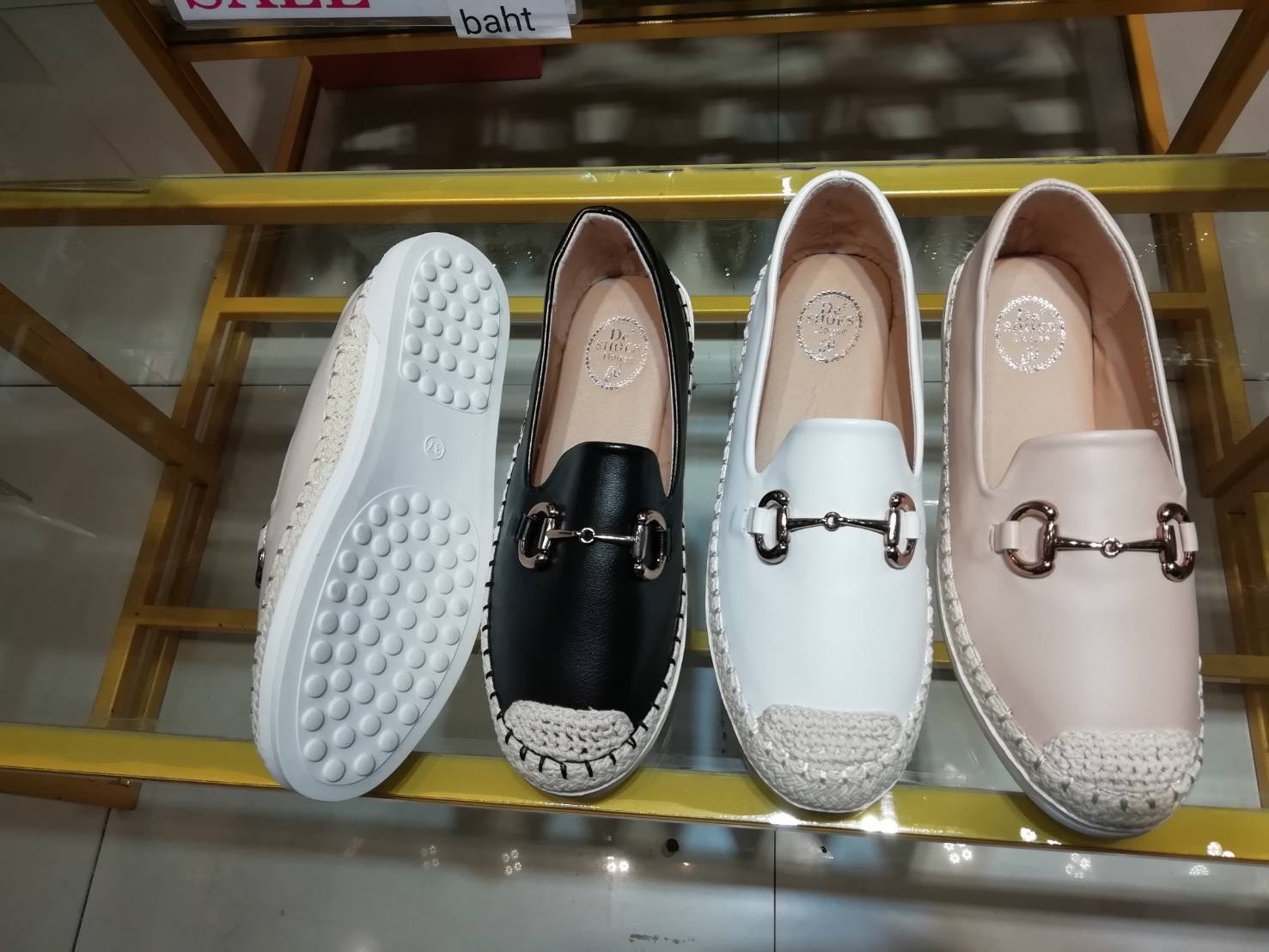 สินค้าขายดี พร้อมส่ง อร๊ายย รองเท้า slip on เป็นงานเรียบๆ แต่ดูดีมากค่า รุ่นที่สาวๆตามหามาแล้วจ้า งานสวยๆเกร๋ๆ ต้องรุ่นนี้เลยคะ รองเท้ารุ่นนี้สาวๆควรมีติดตู้ จะแมตช์กับกระโปรง👗หรือกางเกง👖 ก็น่ารักของมันต้องมีค่า