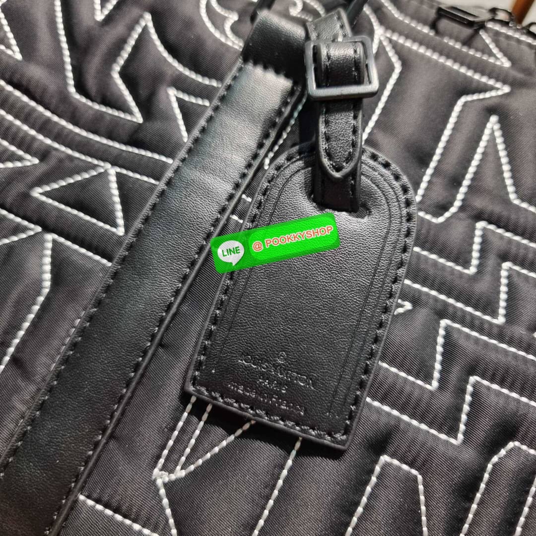 NEW IN LV KEEPALL SNOW BAG ใหม่ล่าสุดกับเวอร์ชั่นใหม่ สไตล์สปอร์ต กระเป๋าเดินทางสุดคลาสสิค ทึ่ใครๆก็เฝ้ารอ ไอเท็มที่จะทำให้การเดินทางไม่ธรรมดาอีกต่อไป ด้วยดีเทลความเป็นเอกลักษณ์ เรียบแต่หรู ดีไซน์ลายปักความเป็นเอกลักษณ์ผสาน ลวดลายโมโนแกรมฟลาวเวอร์ ลงบนผ้า