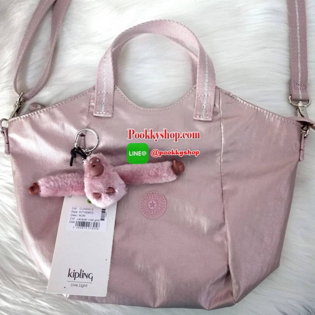 KILING NORI Handbag & Shoulder bag กระเป๋าถือหรือสะพายขนาดกลาง ทำจากวัสดุ ผ้า Nylonเคลือบ+Polyester น้ำหนักเบา จุดเด่นที่ช่องหลักมีขนาดใหญ่ พร้อมช่องซิปแยกย่อย สามารถใส่สัมภาระได้เยอะ มาพร้อมสายสะพายยาว สามารถปรับระดับได้ตามความต้องการ มีพวงกุญแจลิงห้อยตา