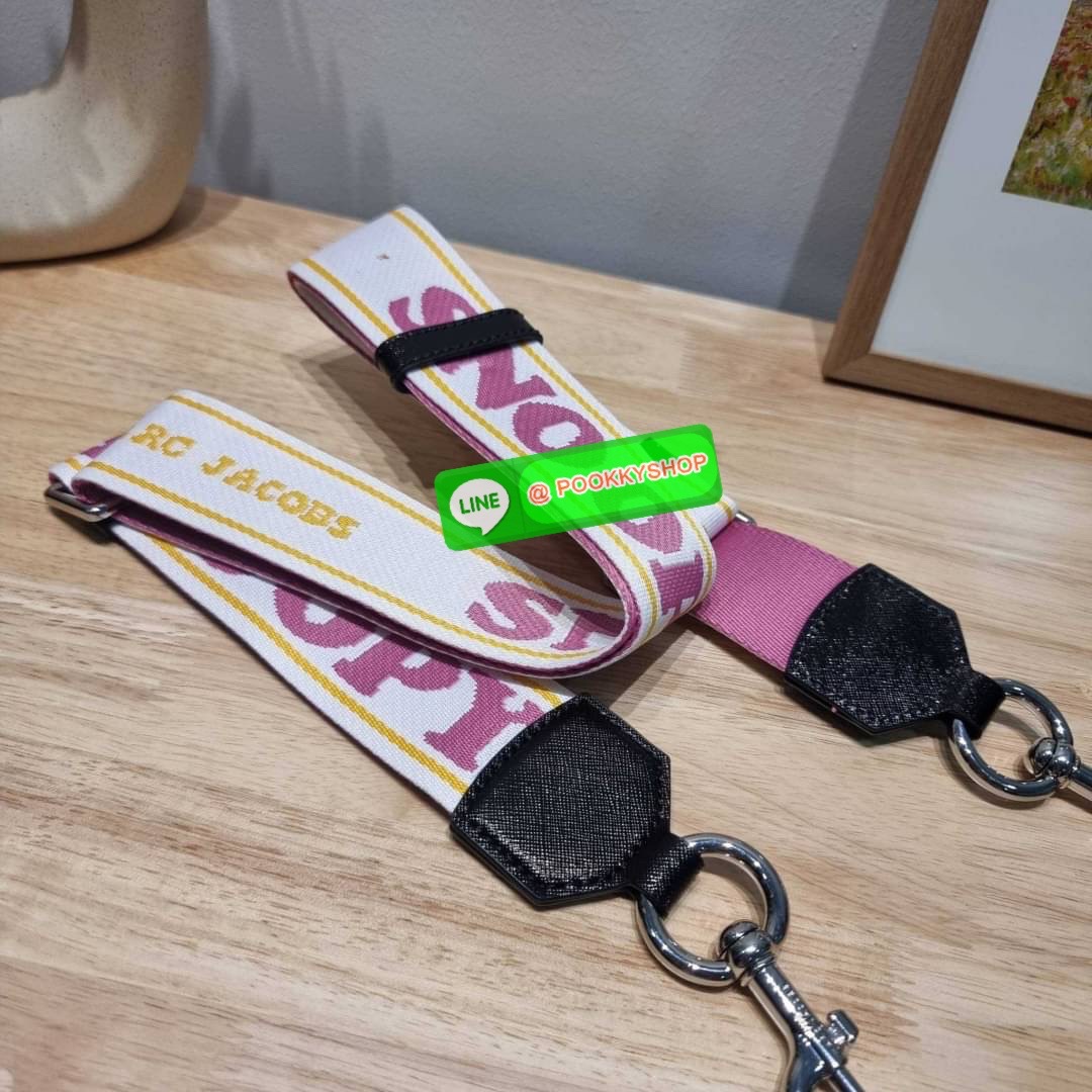 PEANUTS × MARC JACOBS THE SNAPSHOT CROSSBODY BAG คอลเลคชั่นแสนคิวท์ ที่ยกขบวนเหล่าซุปตาร์การ์ตูนมาให้แบบจัดเต็ม กับไอเท็มยอดฮิตที่โดดเด่นเป็นเอกลักษณ์ กระเป๋าสะพายข้างสุดปัง ดีไซน์ลายพรินท์แก๊งค์การ์ตูนสุดฮอต เรียกได้ว่าไม่ซ้ำใคร!! วัสดุหนังวัว สวยอยู่ทรง