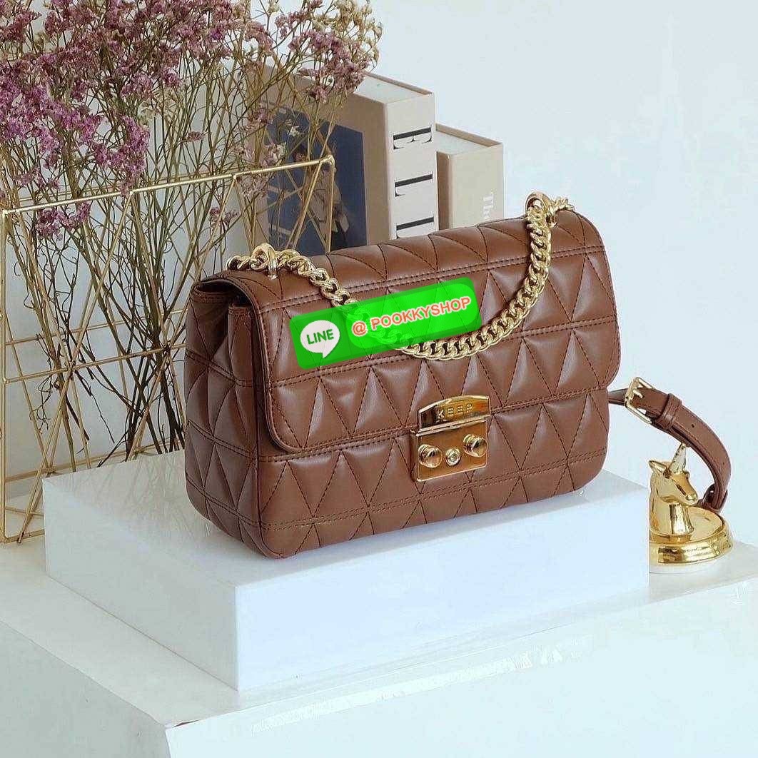 รุ่นขายดีเข้าเพิ่ม สำหรับ KEEP รุ่น ‘ Squash ‘ (( classic size 10” )) ตัวกระเป๋าหนังตัวใหม่ Microfiber ลายหนังสวยมากๆคะ การตัดเย็บประณีตทุกช่อง ทำลายออกมานิ่ม ตึง ตัดกับอะไหล่ทองยิ่งเพิ่มความ Classy ไปอีก