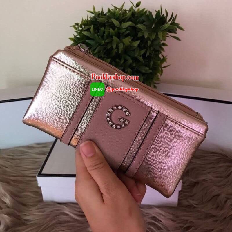 G by Guess leather wallet กระเป๋าสตางค์ใบยาว รุ่นสองด้านเปิด ปิดด้วยกระดุม และซิป ด้านหน้าแต่งโลโก้แบรนด์โลหะสีเงินประดับเพ็ชรหรูหราน่าใช้ ภายในมีช่องใส่ธนบัตร ใส่บัตร ปิดเปิดใช้งานสะดวก รุ่นแนะนำค่ะ หนังดีมากค่ะ ทนทานคุ้มค่าแน่นอน