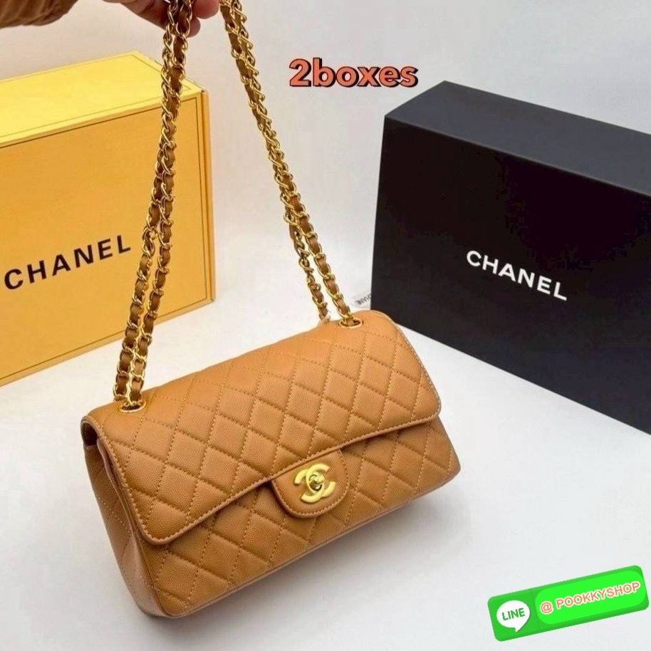 CHANEL Classic Bag 25cm สีใหม่เข้าเพิ่ม สวยละมุน สวยสดใสแบบสับ สวยตัวแม่ต้องมี กระเป๋าสะพายข้าง รูปทรงคลาสสิค หรูหรา เปิด-ปิดกระเป๋าด้วยตัวบิดล็อค ภายในกระเป๋ามีฝาปิดอีก 1 ชั้น โลโก้เด่น คม ชัด!! สะพายได้ 2 แบบ เป็นเส้นคู่สะพายไหล่ หรือเส้นเดี่ยวสะพาย cro