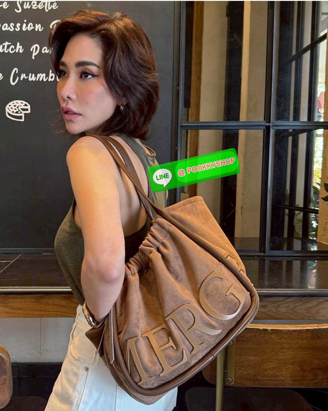 Merge a day bag (medium) 🔆 Details จะกี่รุ่นก็แรงไม่ไหว! กับกระเป๋าสะพายทรงสวย รุ่นผ้ากำมะหยี่ โทนสีน้ำตาลที่กำลังอินมากสำหรับปีนี้ รูปทรงยืดหยุ่น สามารถปรับปีกกระเป๋าเก็บทรงได้ สายสะพายคล้องไหล่ในตัว ภายในมีกระเป๋าผ้าซ้อนให้ ถอดออกได้ (มีอะไหล่เก