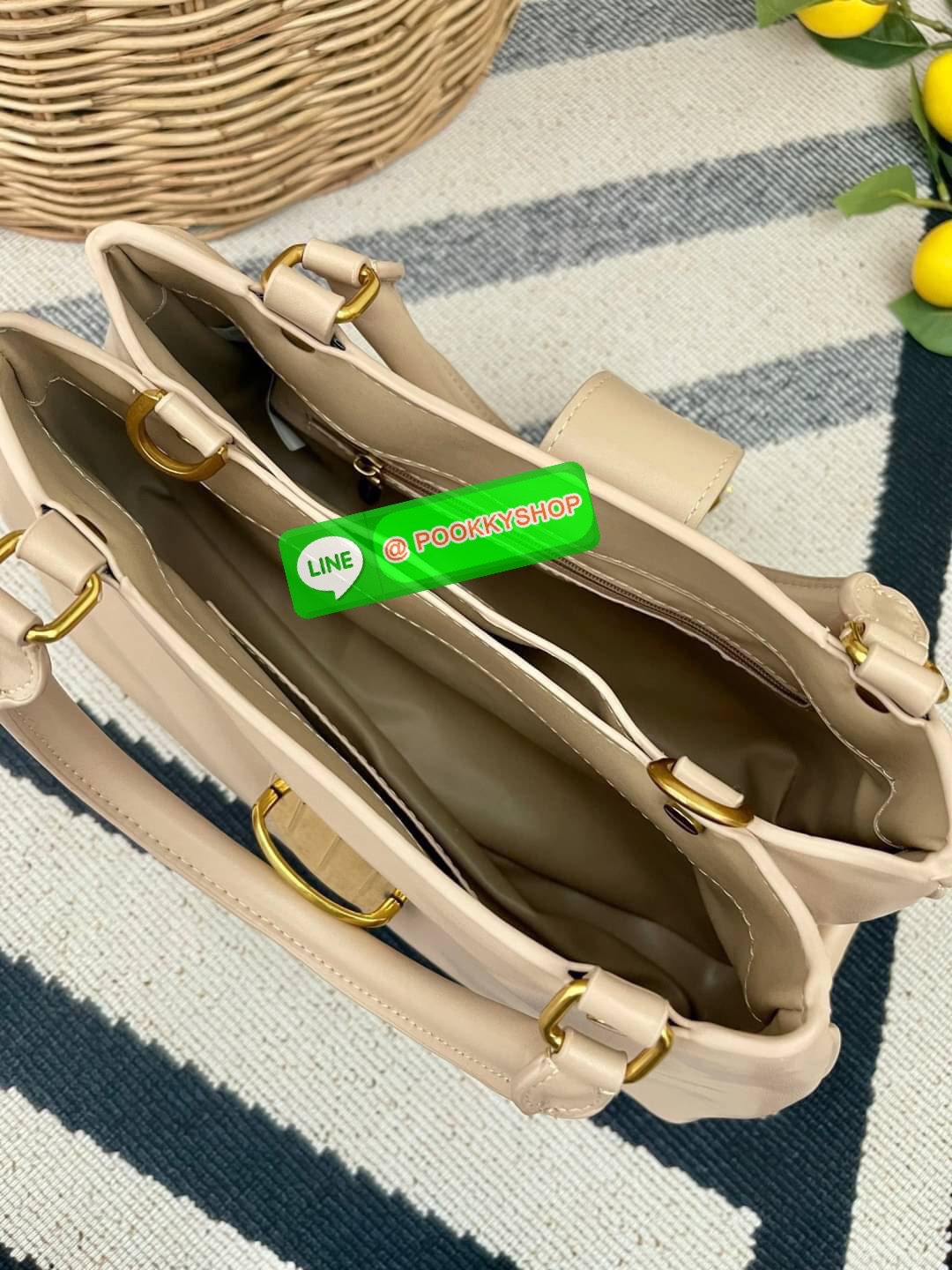 Charles & Keith Buckled Tote Bag กระเป๋าถือทรงเก๋สะดุดตาตกแต่งสายคาดพร้อมหัวเข็มขัดให้กระเป๋าดูโดดเด่นทันสมัย วัสดุหนังเรียบ หูหิ้วกระเป๋าสามารถพับได้ เปิดปิดแบบตัวเข็มขัดด้านหน้า ด้านในกว้าง พกพาของใช้จำเป็นได้อย่างครบถ้วน เช่น กระเป๋าเงินใบยาว โทรศัพท์