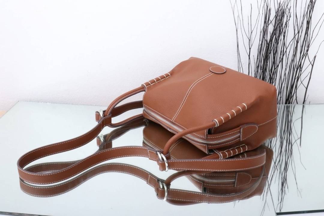 TOD’S กระเป๋าทรงหมอน สไตล์ lindy มีหูหิ้วและสายสะพายยาว เรียบหรูดูดี เท่ห์ๆ จุของได้เยอะ ใส่ของใช้ชีวิตประจำวันได้เต็มเปี่ยม น้ำหนักเบาใช้งานง่าย งานเกรดพรีเมี่ยมสุดๆ