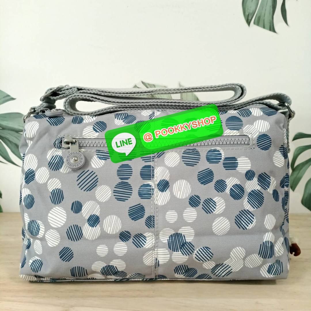 KIPLING RETH CROSSBODY BAG วัสดุ Nylon+polyester กระเป๋าสะพายข้างหรือ สะพาย Crossbody ได้ เปิด-ปิด ด้วยซิปปั๊มแบรนด์ที่หางซิป พร้อมช่องช่องหน้าแยกใส่ของใช้เล็กๆ น้อยๆ ได้ ช่องหลัก 2 ช่อง ด้านในโล่งกว้าง สามารถจุสัมภาระได้เยอะ มีช่องซิปด้านในและสายคล้องพวง