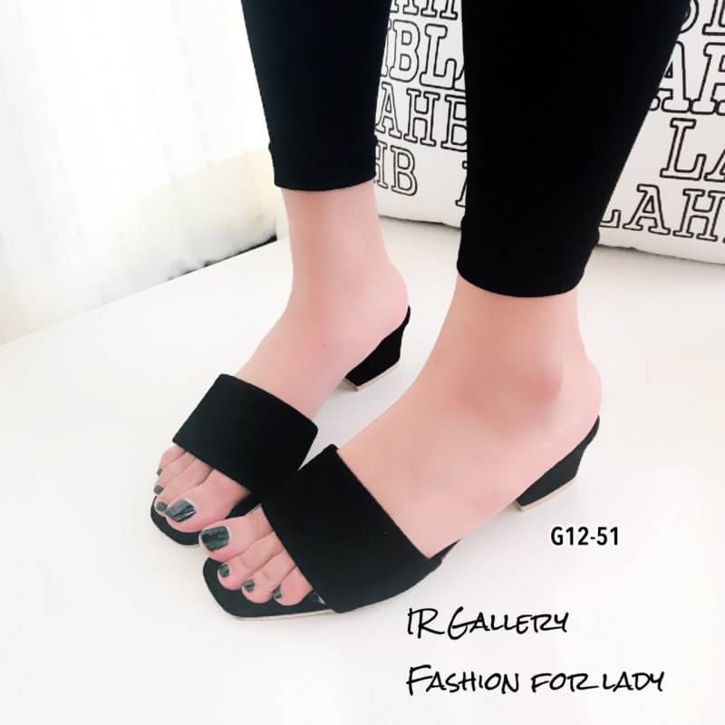 แบบขายดี!!! พร้อมส่ง ดีเทลการแต่งโทนสีเบสิคถือเป็นไอเท็มธรรมดาๆแต่ทำให้ดูลุคมินิมอลไปอีกระดับ เช่นเดียวกับรองเท้าคุ่สวยคู่นี้รองเท้าแตะลำลองวัสดุหนังกำมะหยี่คุณภาพดีแบบสวม ส้นเหลี่ยมสูง 1.6 นิ้ว จะหยิบมาใส่เมื่อไหร่ก็ดูสวยเก๋ไม่เบาเลยทีเดียว