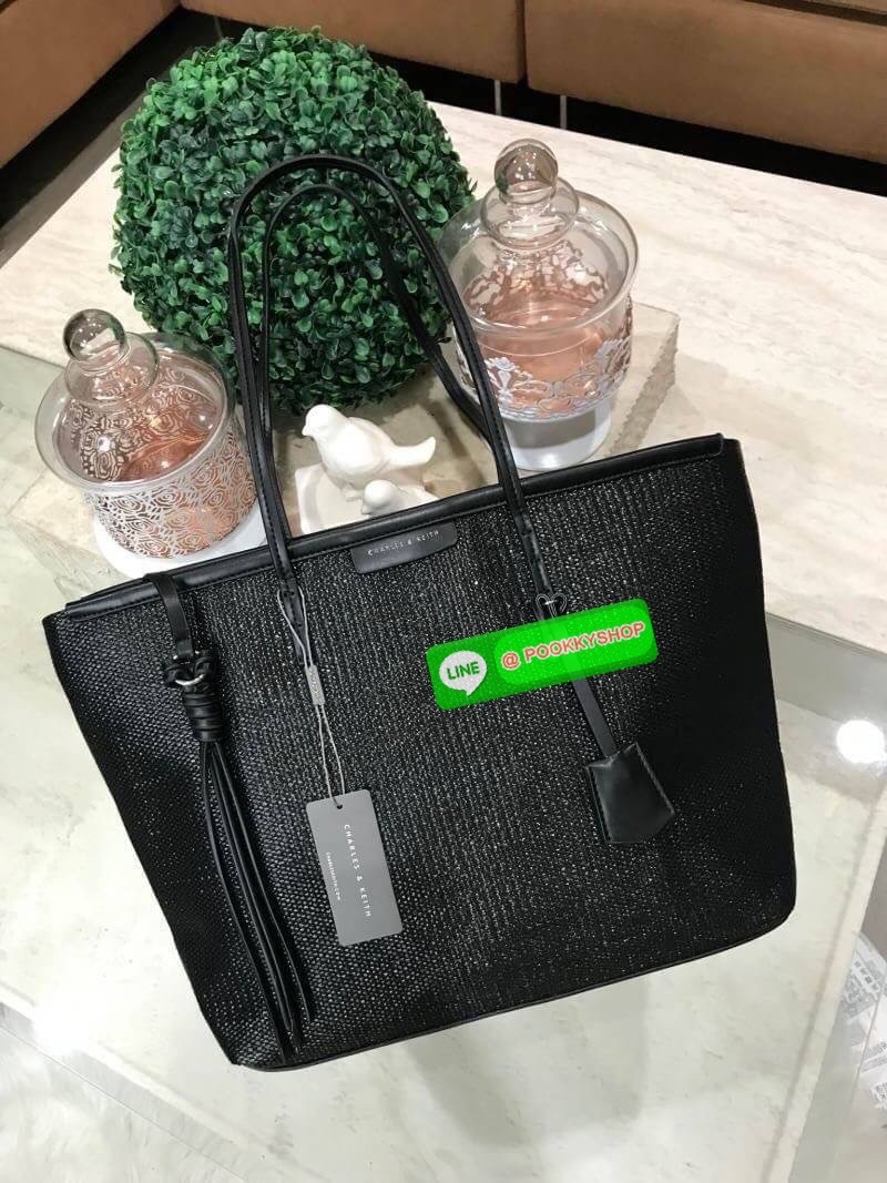 ReStock Best Seller!!! Charles & Keith Black Textured Tote Bag กระเป๋าสะพายทรง Shopping ใบใหญ่จุใจโดดเด่นด้วย Textured สานรอบใบสวยอยู่ทรง น้ำหนักเบา ด้านหน้ามีโลโก้พร้อมTAG พวงกุญแจห้อยที่หูหิ้ว เปิดปิดด้วยซิปพู่หนังสายยาว ภายในกว้างและจุ มีช่องใส่ของและช
