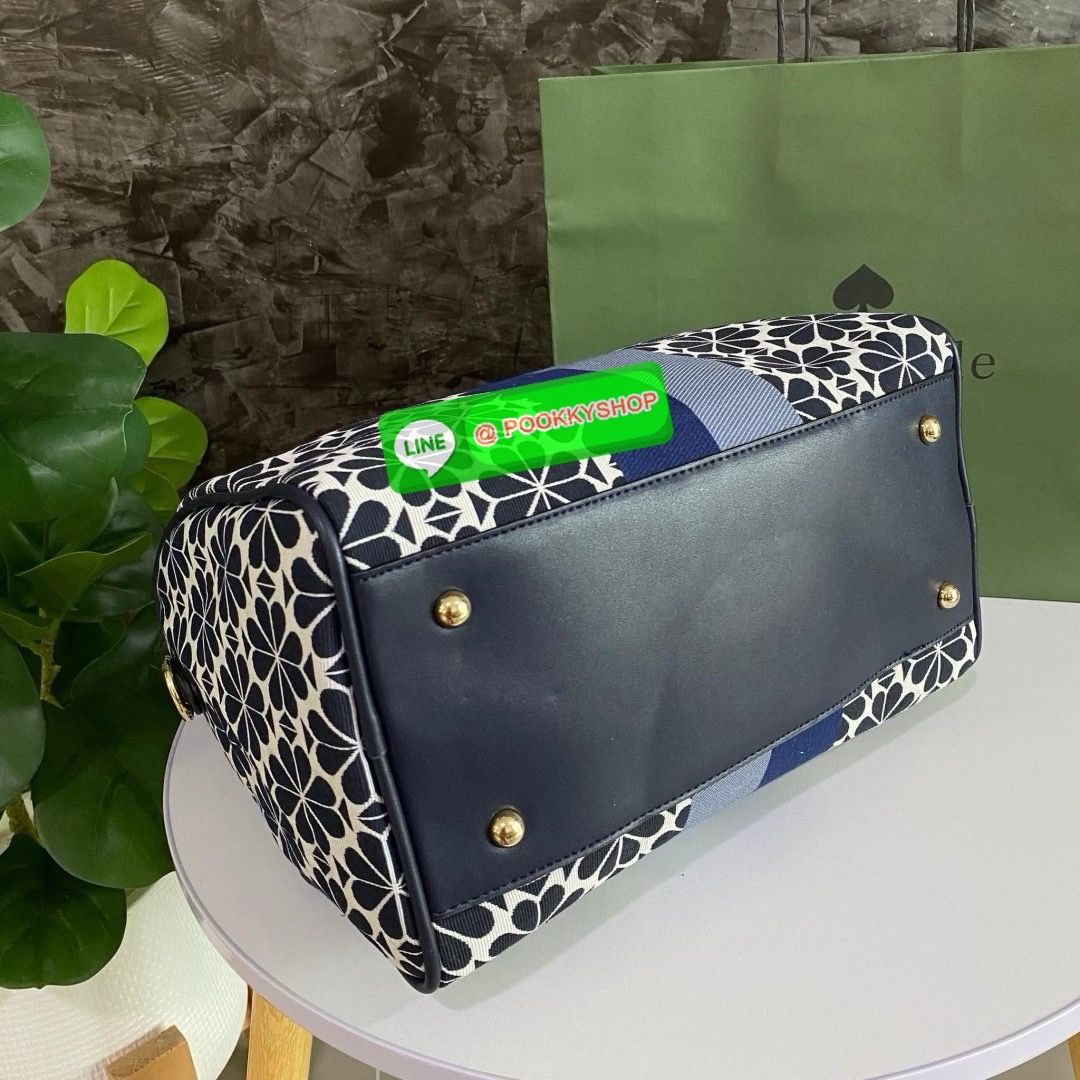 KATE SPADE NEW YORK SPADE FLOWER JACQUARD MANHATTAN DOCTORS BAG กระเป๋าถือหรือสะพายใบใหญ่ทรงหมอน โดดเด่นด้วยลวดลายเอกลักษณ์ทั้งใบ ด้านหน้าตกแต่งด้วยชื่อแบรนด์ เปิด-ปิดกระเป๋าด้วยซิปคู่ ด้านในโล่งกว้าง จุของได้เยอะมากค่ะ มีช่องซิปเล็กและช่องใส่ของจุกจิกค่ะ