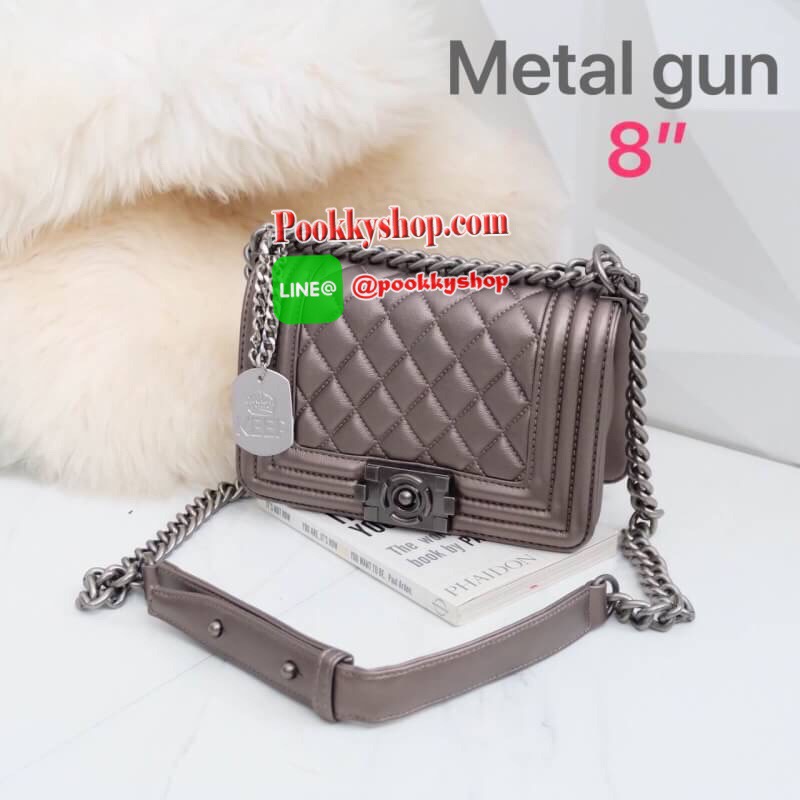 รุ่นขายดีที่สุด สีมาใหม่ค่า !!!! KEEP Quited Boy Bag กระเป๋า ทรง boy style KEEP LOOK Cool มาก ๆค่า ( สี Gun metal ) ตัวกระเป๋าอยู่ทรง ทำจากหนังแกะสังเคราะห์นิ่ม-ตึงสวย สายโซ่ มีที่รองไหล่ สะพายสบายคะ สายปรับ สั้น ยาวได้คะ ใบนี้ ไม่ต้องพูดถึงความสวยเยอะ เพ