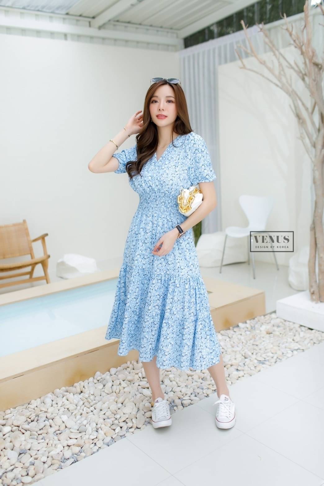 'm Lady By Venus Flora Maxidress แม๊กซี่เดรสพิมพ์ลายดอกไม้ คอวีทรงป้ายอก ช่วงอกแต่งจั๊มยืดตามตัวนะคะ แม๊ทกับรองเท้าผ้าใบก็น่ารักคะ