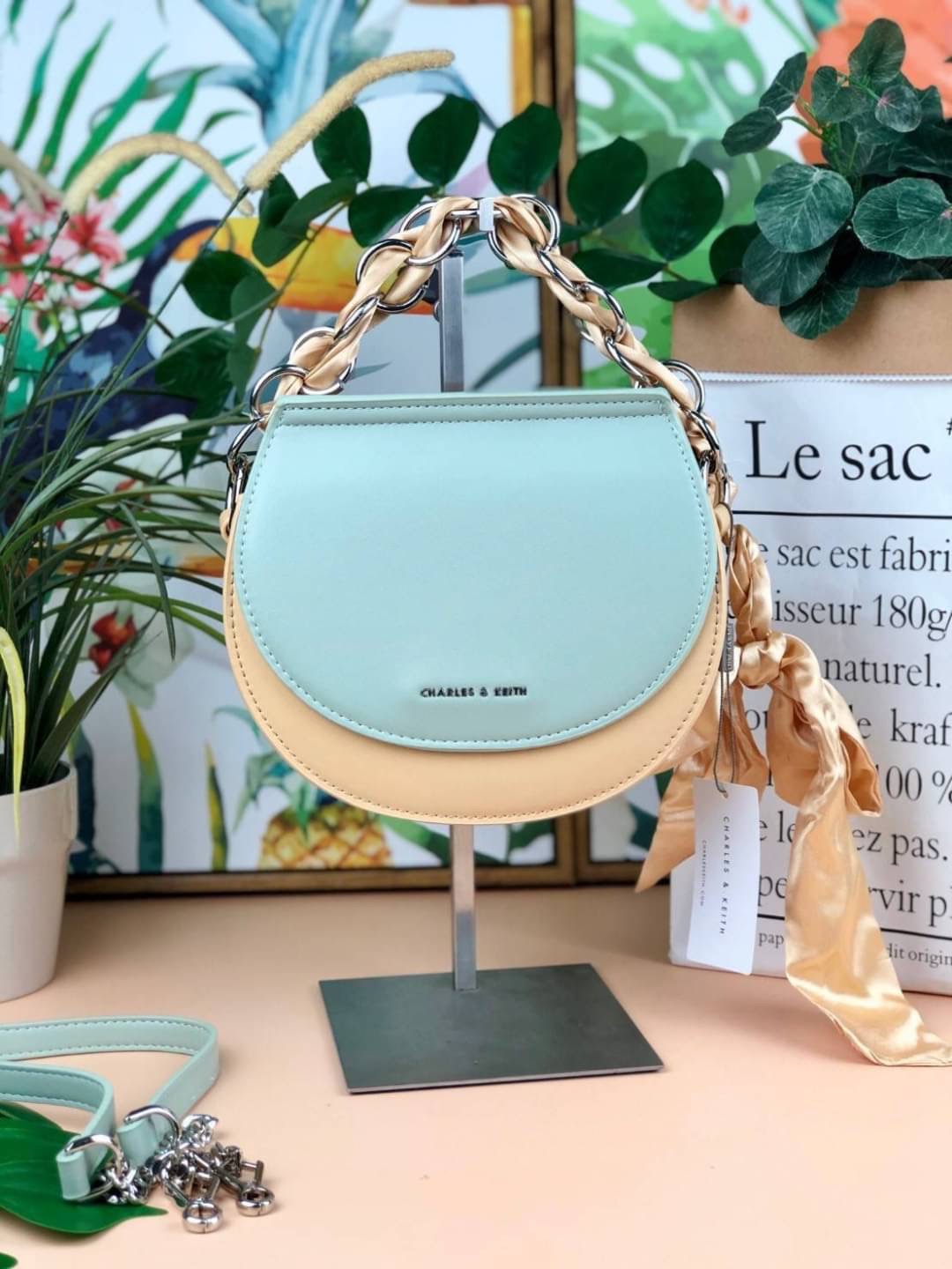 New arrival! Charles & Keith Satin Scarf Semi Circle Bag กระเป๋าสะพายหนังเรียบสีสวยหวานละมุนตุนมากกกกก❤️ แต่งโซ่พันซาตินเพิ่มลุคเก๋ให้กระเป๋า เปิดปิดแบบแม่เหล็กดูด ด้านในจุของได้เยอะทีเดียวจ้า สามารถใส่ iPhone plus, กระเป๋าเงินใบกลางได้ มีช่องซิป 1