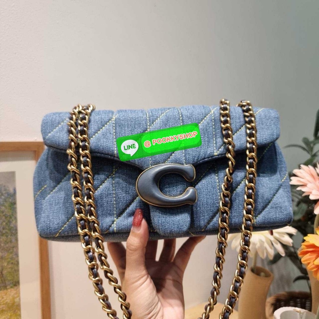 COACH CR704 TABBY SHOULDER BAG 26 WITH QUILTING 🔆 Details ไอเท็มใหม่ ตัวแม่แบบฉ่ำ สวยทำถึง! ต้อนรับซัมเมอร์ให้โดดเด่นกว่าใคร กับกระเป๋าสะพายไหล่ดีไซน์หรูหรา มีดีเทลสวยงามด้วยการเดินด้ายลวดลายตัดกับกระเป๋า เปิด-ปิดด้วยอะไหล่แบบกระดุม ภายในมีช่องเยอ
