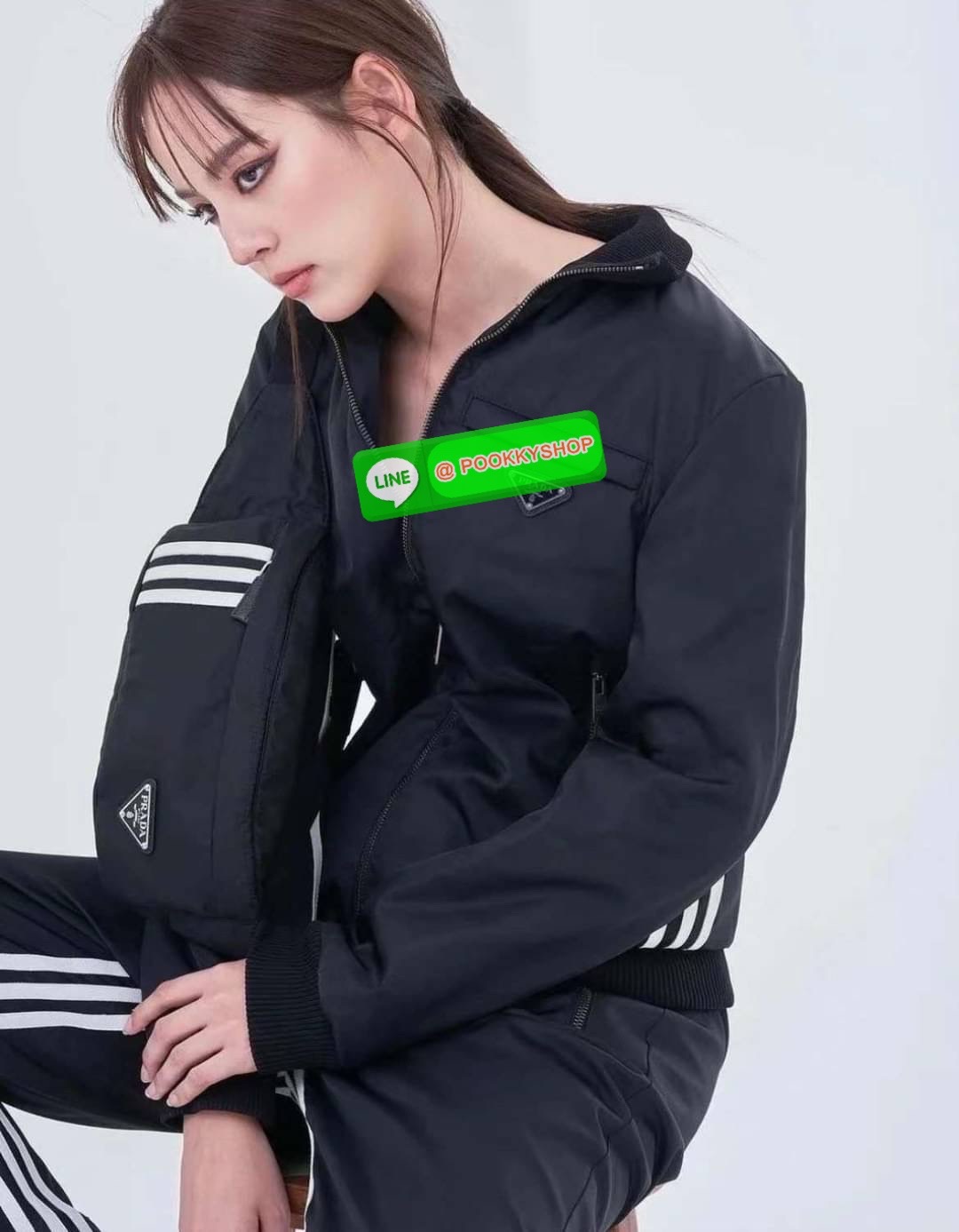 New Arrivals!!!PRADA Bag Premium gift กระเป๋าถือหรือสะพายพรีเมี่ยมกิ๊ฟ ซึ่ง Adidas และ Prada นำเสนอ กระเป๋าคาดเอวสไตล์สปอร์ตและอเนกประสงค์ และนำแถบสามแถบที่เป็นเครื่องหมายการค้าของ Adidas มาปรับปรุงใหม่ให้เป็นหนัง Saffiano ซึ่งเป็นวัสดุสัญลักษณ์ของ Prada