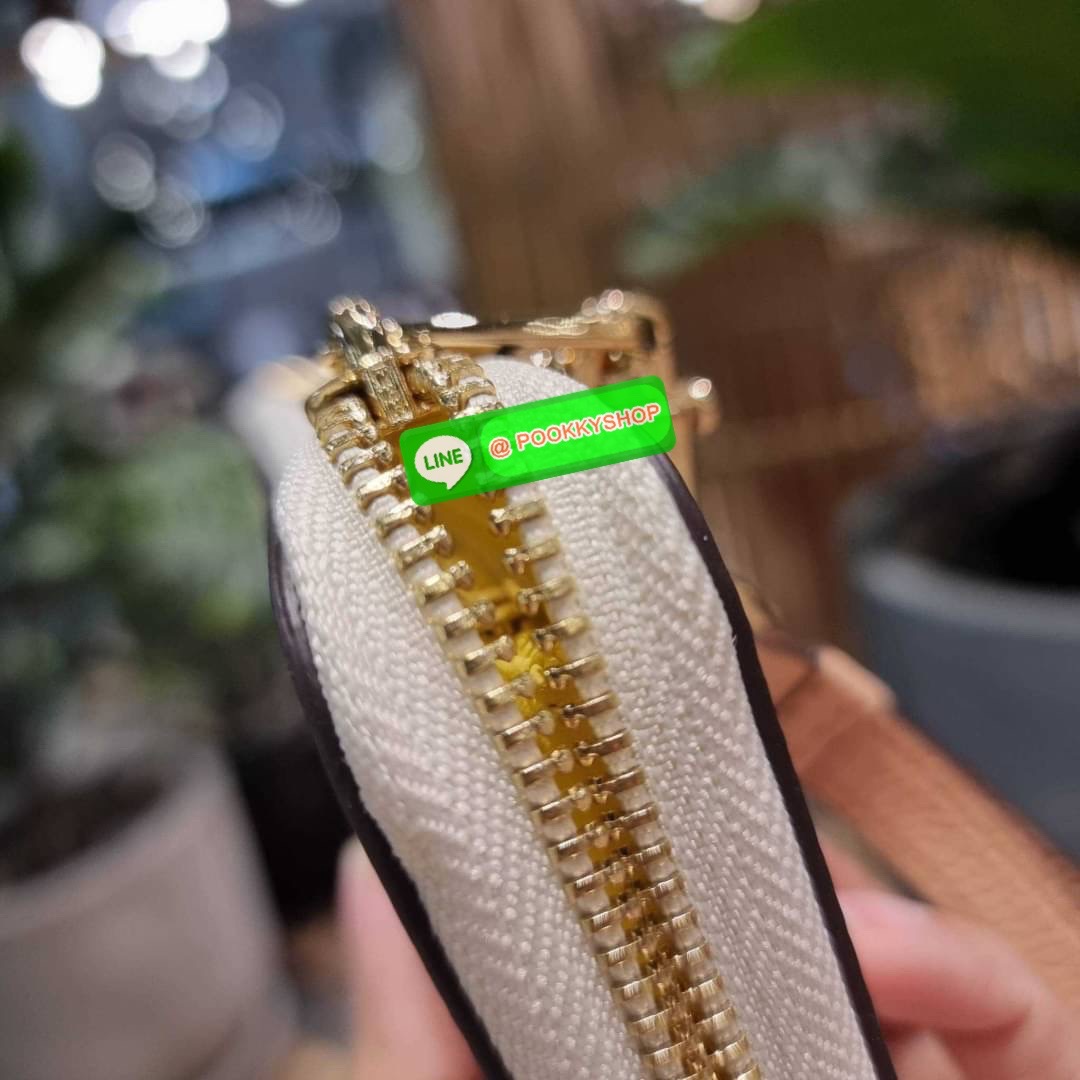 COACH C3548 LONG ZIP AROUND WALLET WITH HORSE AND CARRIAGE พร้อมเสิร์ฟความหรู กับคอลใหม่ สีสวย ผู้ดีขับผิวมาก กระเป๋าสตางค์ใบยาวกึ่งคล้องมือ เรียบหรู โดดเด่นด้วยโลโก้เอกลักษณ์ วัสดุหนัง pepble ทนทาน มาพร้อมสายคล้องมือ ถอดออกได้ ภายในใส่บัตรได้เยอะ มีช่องซ