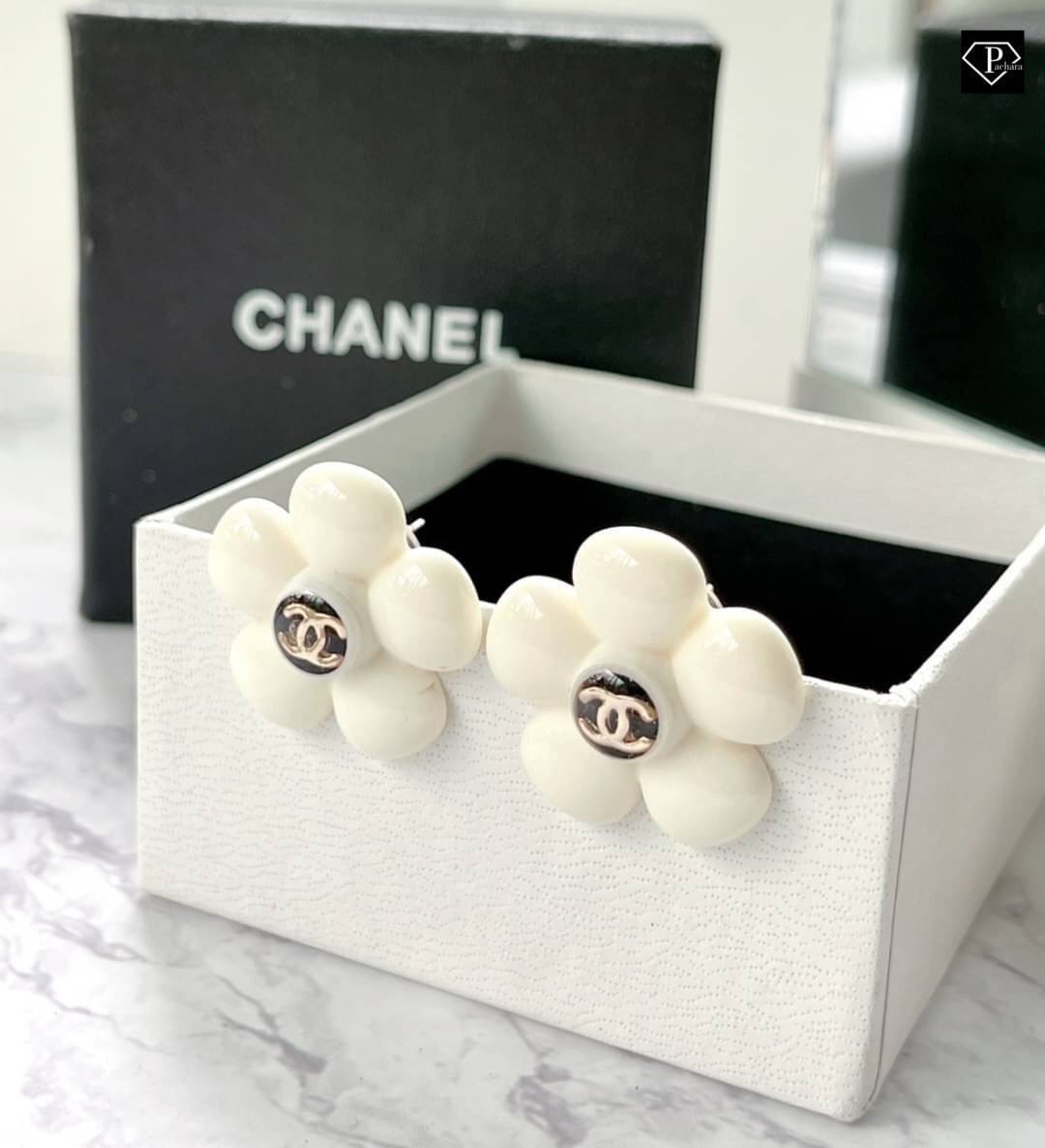 ต่างหูดอกไม้คามีเลีย งานแบรนด์ Chanel ต่างหูลวดลายคลาสิคฮิตตลอดกาล ดีไซน์สวยเก๋น่ารักแต่งทรงแป้นเจาะลวดลายดอกคามิเลียติดหูกลีบโค้งสีขาวเกสรลงสีดำติดโลโก้ทองตรงกลาง แสตมป์หลังครบ เทียบแท้ 1:1 ได้ลุคคุณหนู น่ารัก แต่ยังคงความหรูหรา ตัวเรือนสีทอง งานสวยเลอค่