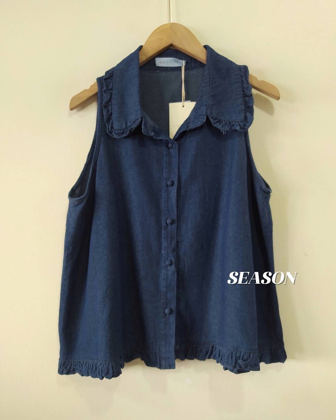 เสื้อแฟชั่น เสื้อแขนกุด ผ้ายีนส์ แพทเทิร์นน่ารักมาก แต่งกระดุมปั๊ม