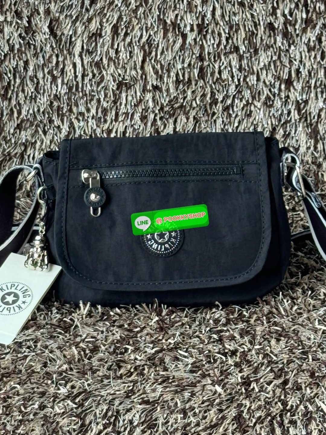 Kipling Sabian Crossbody Mini Bag (AC8280) เป็นอีกหนึ่งกระเป๋าขนาดกะทัดรัด สามารถจัดเก็บของได้เป็นระเบียบ และใส่สิ่งของจำเป็นได้มากกว่าที่คิด โดยมีช่องใส่ของมากมายทั้งด้านหน้า 1 ช่อง ด้านในของกระเป๋า 2 ช่อง อีกทั้งสายสะพายยังสามารถปรับความสั้นยาวได้ตามต้อ