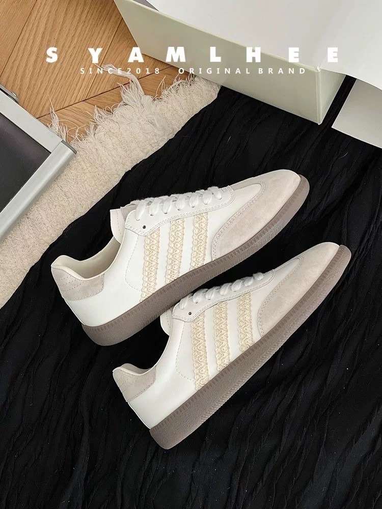 รองเท้าผ้าใบงานเกาหลี รุ่นนี้เป็นผ้าใบทรงที่ทุกคนต้องมี ด้ารข้างดีเทลเส้น สีละมุนมากใส่แล้ว สวยน่ารักมาก พื้นนิ่มใส่สบาย แมทช์กับชุดเริ่ดมาก ต้องมีแล้วน๊าา