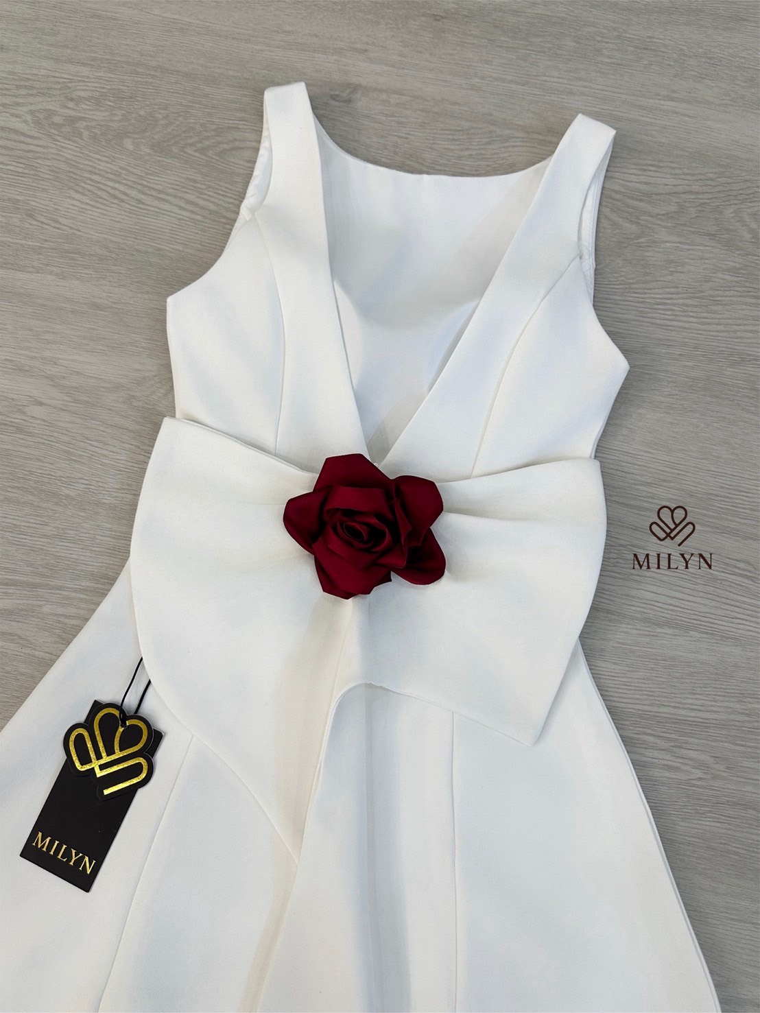 เดรสแฟชั่น เดรสขาวสุดหรู เรียบแต่ไม่ธรรมดา ดีไซน์เว้าหลังโชว์ผิวสวยอย่างมีเสน่ห์