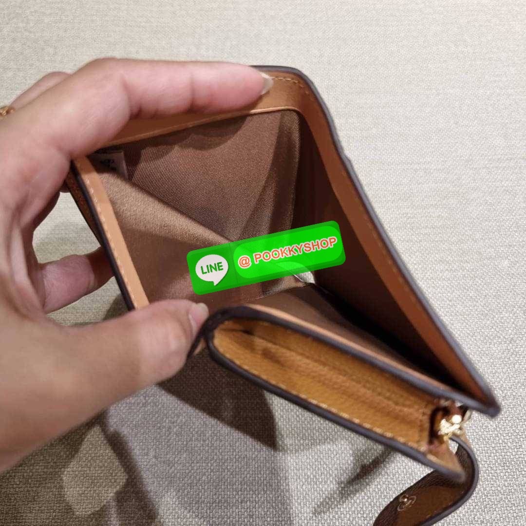 COACH C4899 MEDIUM CORNER ZIP WALLET WITH SNOPPY PRINT น้องใหม่คอลเลคชั่นสุดชิค ดีไซน์ลายพริ้นท์ผองเพื่อนสนูปพี น่ารักน่าใช้ เพิ่มลูกเล่นให้กระเป๋าสตางค์ของคุณไปอีก กับกระเป๋าสตางค์ใบกลาง ขนาดกำลังเหมาะมือ วัสดุหนัง pepble ทนทาน มีช่องใส่บัตรและธนบัตรครบ