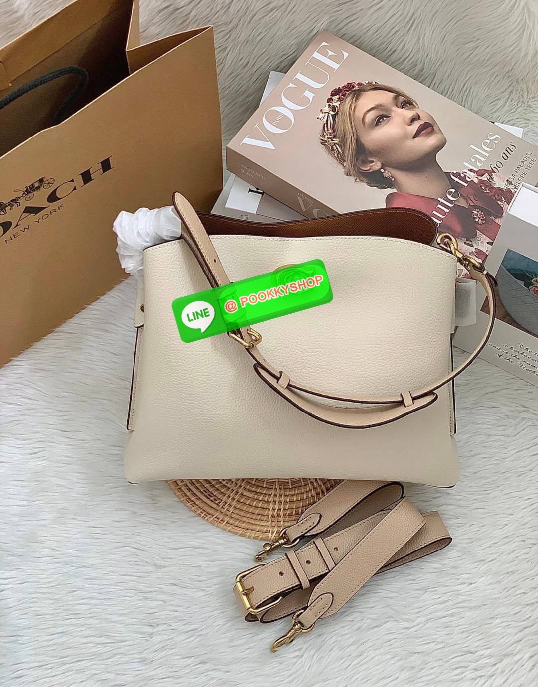 COACH WILLOW SHOULDER BAG ((C2745//C2590//C2621)) พร้อมส่ง ไม่ให้หลงรักยังไงไหว 🔺กระเป๋าหิ้ว//คล้องไหล่//สะพายข้าง สุดคุ้ม! หนังแท้ชั้นดีที่สุด ได้ไปหลงรักแน่นอนค่ะ หนังสวยมากๆ 🔺ตัวกระเป๋าแบ่งเป็นสองช่องหลัก ด้านนึงเป็นแบบหมุนล็อค//อีกด้าน