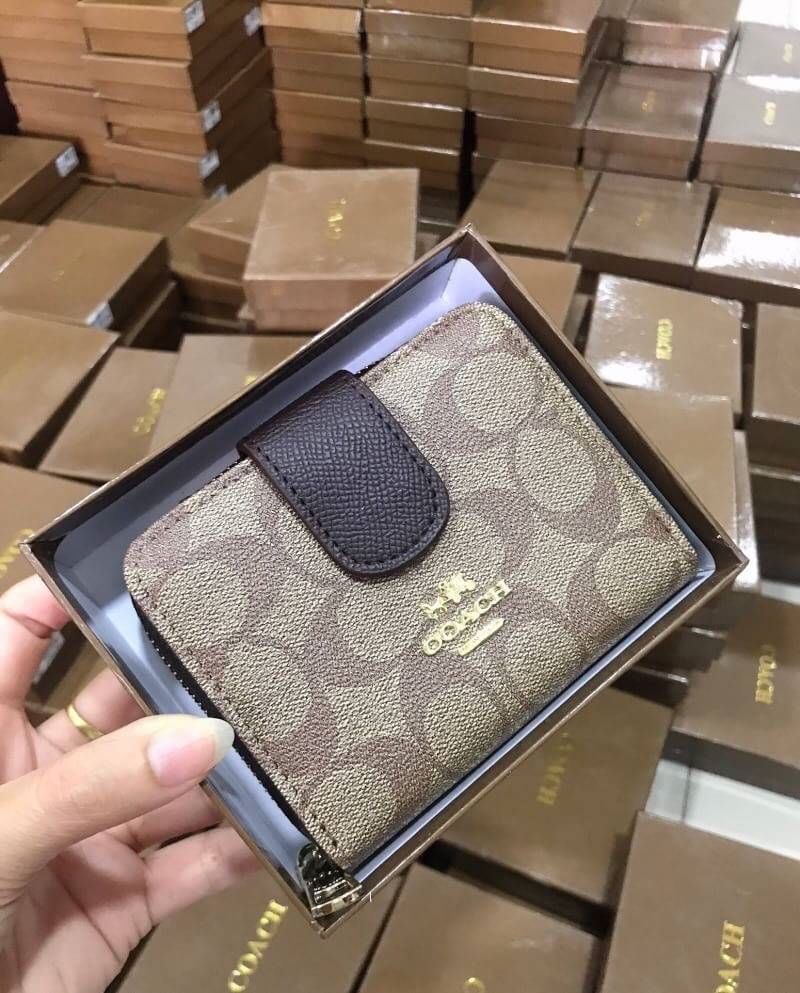 Hot รุ่นขายดี กระเป๋าสตางค์ Coach สองพับ •งานเกรดพรีเมี่ยมปั้มทุกจุด ติดโลโก้ปั้ม Coach ด้านใน 1 ช่องใส่เเบงค์ 1 ซิป ภายในมี 2 ช่อง งานสวย เนี๊ยบสุด อุปกรณืกล่องเเบรนด์