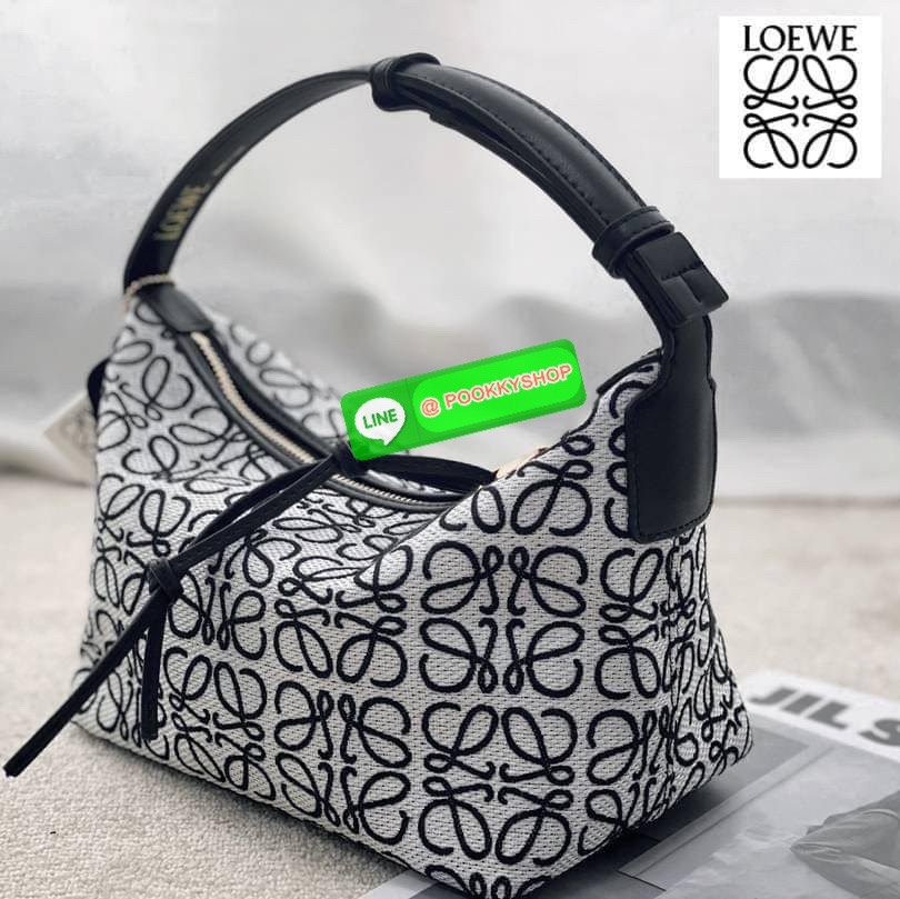 RESTOCK!! 💙🤎 LOEWE CANVAS BAG VIP GIFT WITH PURCHASE (GWP) พรีเมี่ยมกิ๊ฟ Limited จาก LOEWE HAUTE PARFUME DUTYFREE COUNTER วัสดุ CANVAS ตัดหนังแท้ ดีไซน์ทรงยอดฮิตประจำปีเลย! ปักโลโก้แบรนด์บนผ้าทั้งใบเป็นเอกลักษณ์ เปิดปิดด้วยซิปยาวภายในโล่งก