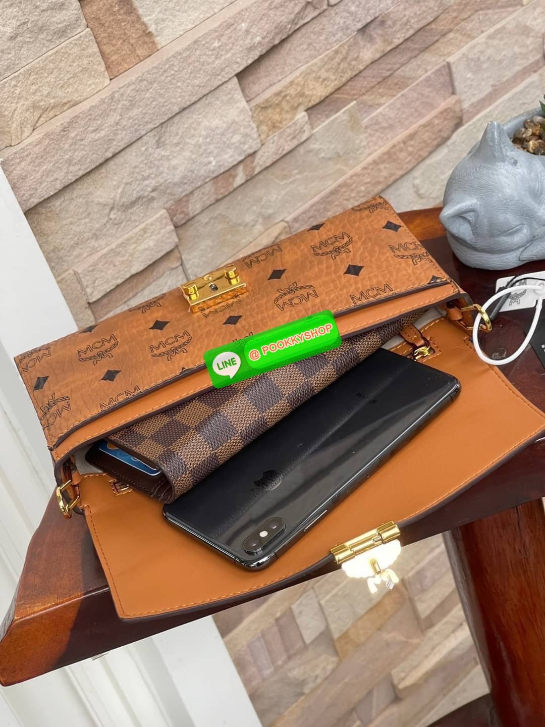 MCM Millie Flap Crossbody In Visetos ในฐานะตำนานที่ยังคงอยู่ กระเป๋าจากคอลเล็กชั่น Millie นี้ มีเรื่องราวของ MCM แทรกซึมอยู่ในทุกองค์ประกอบ กระเป๋าใช้งานแบบCrossbody โดยฝาปิดกระเป๋าตัดเย็บจากผ้าใบเคลือบผิวพิมพ์ลาย Visetos (Visetos Canvas) ถือเป็นไอเทมในฝั